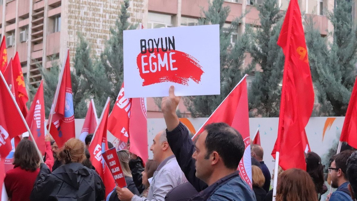 AnkaraTkp's tweet photo. Çocuklarımıza sahip çıkmak için Milli Eğitim Bakanlığına yürüyen öğretmenlerin yanındaydık. 

Çocukların aydınlık geleceği için, şiddeti normalleştiren, insan hayatını değerlesizleştiren, baştan aşağı çürümüş bu toplumsal düzeni değiştireceğiz. https://t.co/kBHcObxZOo