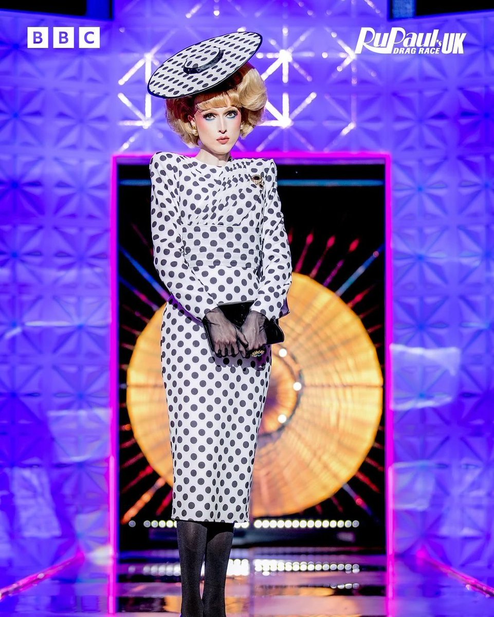 moonpresnce's tweet photo. i'm like trembling lip crying every time she turns the corner onto the runway she's just so beautiful and classy https://t.co/L5F88eSHXy
