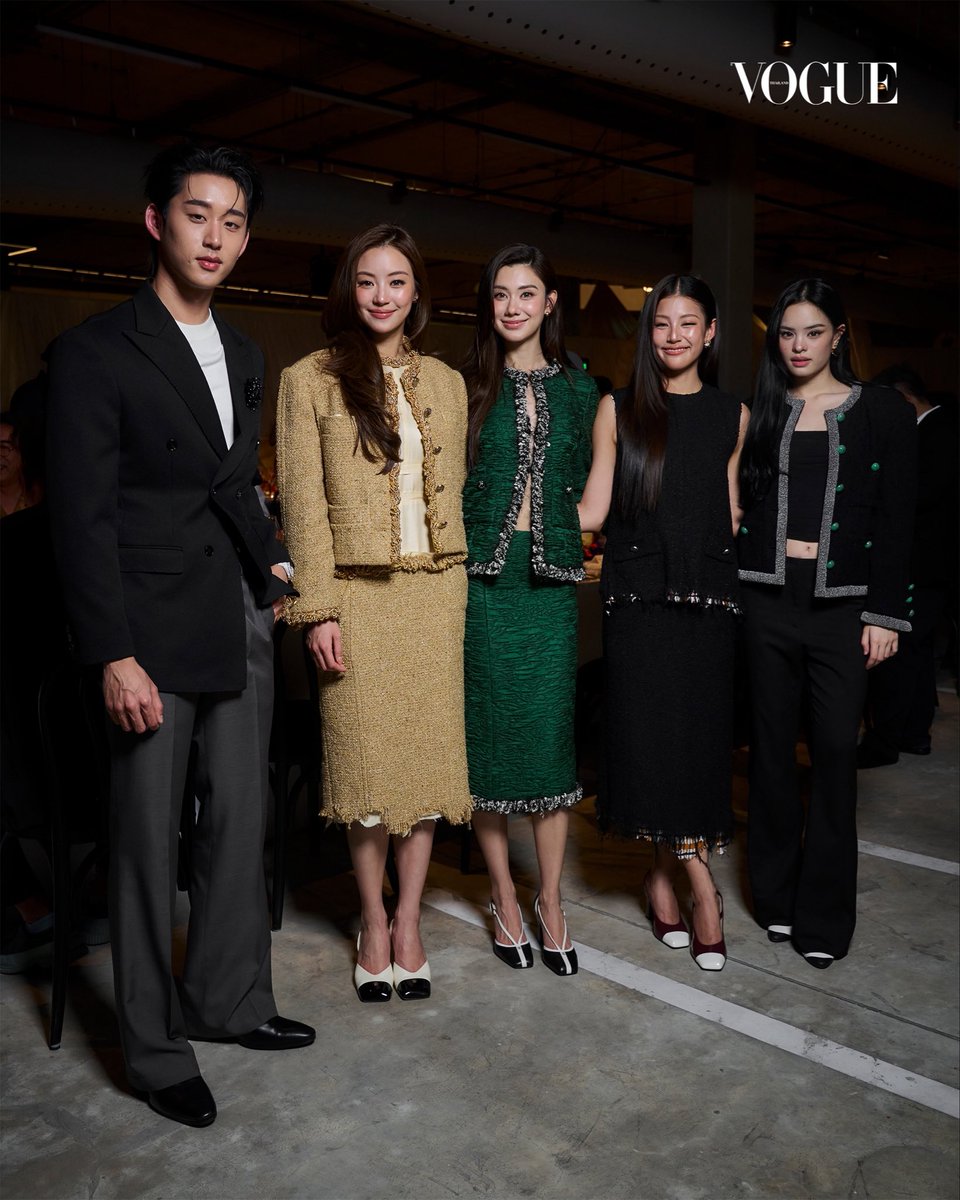 miunatsha_fans's tweet photo. ภาพลีน่า-หมิว ในงาน #VogueArt 'CHANEL Gateway Commission' กับการเฉลิมฉลองความสำเร็จในการผลักดันเรื่องศิลปะ โดย CHANEL Culture Fund และ Dib Bangkok ซึ่งการร่วมมือกันในระยะยาวปูทางสู่ อนาคตของการเป็นจุดหมายทางศิลปะแห่งสำคัญของเอเชียตะวันออกเฉียงใต้ พร้อมแรงสนับสนุนผลงานเชิงศิลป์และศิลปินท้องถิ่น ดังนั้นค่ำคืนดังกล่าวจึงเปี่ยมด้วยความหมาย สื่อถึงการที่แบรนด์ให้ความสำคัญกับเรื่องศิลปะมาอย่างต่อเนื่องตัวอย่าง 'Project 147' โดย 'นวิน หนูทอง' ไม่เพียงแต่เป็นงานศิลปะที่เพียบพร้อมด้วยแนวคิดแห่งการพัฒนาศิลปะด้วยเทคโนโลยี การตั้งคำถาม และการรื้อรากฐานในเชิงประวัติศาสตร์ แต่หมายถึงแสดงจุดยืนอันแข็งแกร่งว่าทุกภาคส่วนพร้อมสนับสนุนให้กรุงเทพมหานครปักหมุดบนแผนที่ของศิลปวัฒนธรรมอย่างสวยงามและยั่งยืน@.chanelofficial

Cr. IG : voguethailand

#MiuNatsha #หมิวณัชชา
#LenaMiu #ลีน่าหมิว