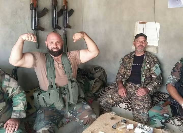 drhafezster's tweet photo. رئس الشبيحة في السقيلبية عماد دويب فاتح مطعم وعم تعزم الشباب يالله عادي من التعفيش مانك دافع شي من جيبك 

#وزارة_الداخلية_السورية https://t.co/SKVoojikjm