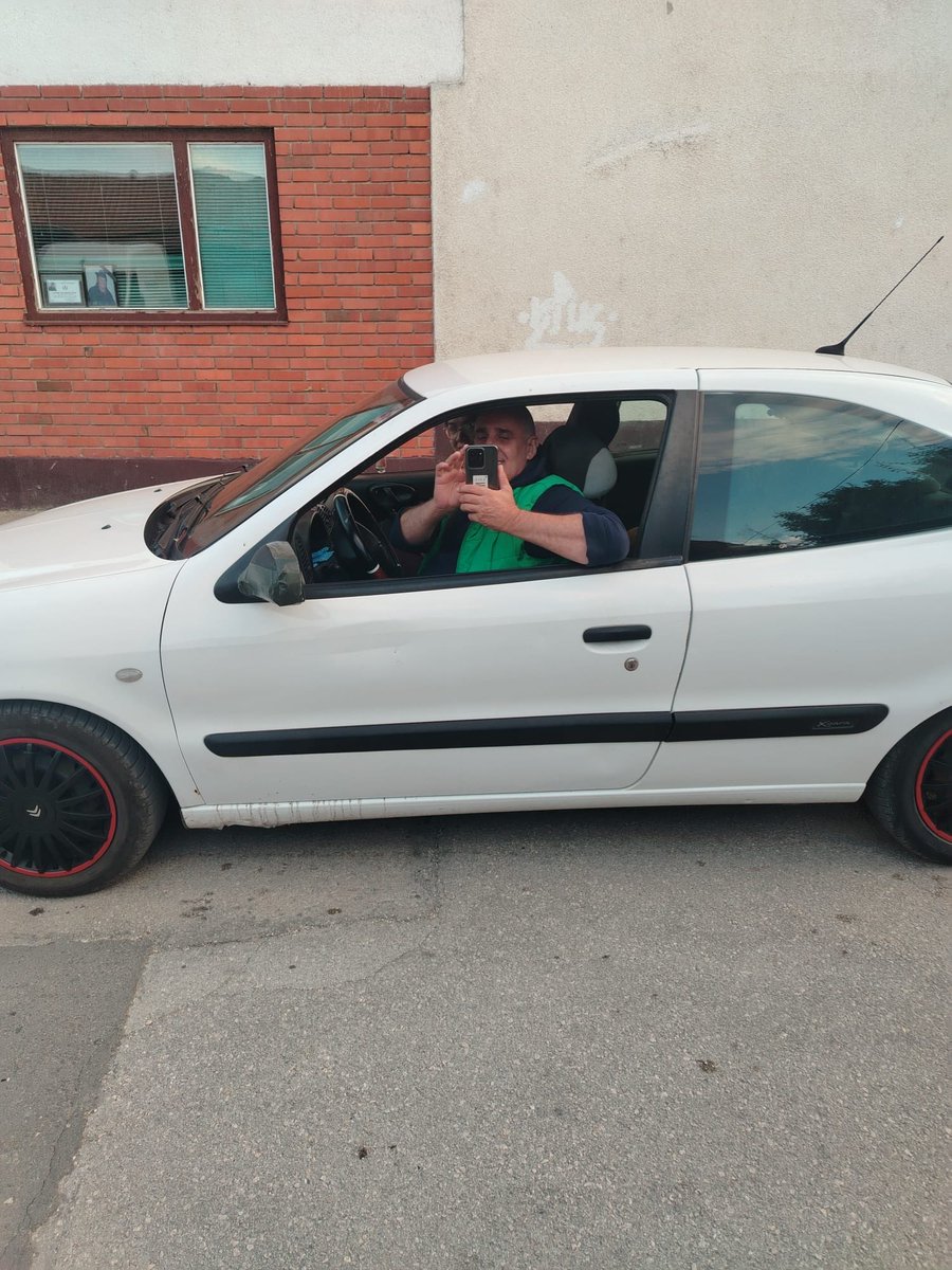 Zablokadu's tweet photo. Drugi put isti SNS-ovac prati i fotografiše studente u blokadi u Zaječaru.

Fotografišite, pratite i pretnjama pokušavajte da nas zastrašite koliko hoćete. Nije nas strah i ne možete nam ništa‼️

A vas ćemo učiniti poznatim. https://t.co/7XAVoaqe5Y