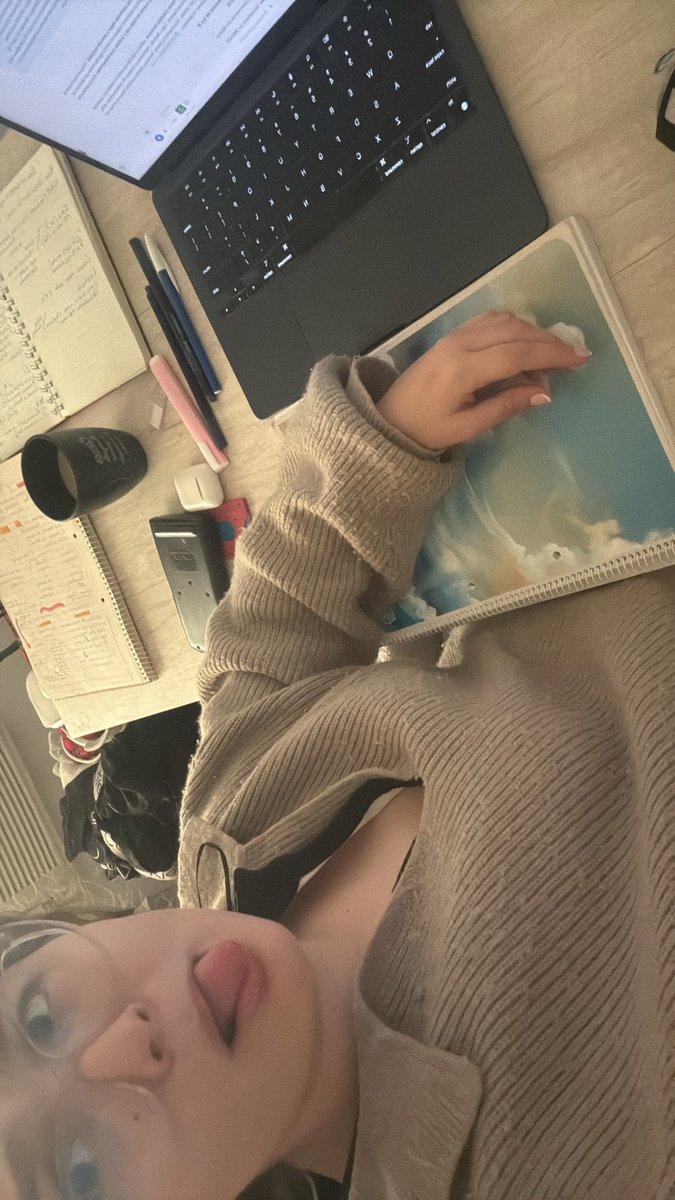 ZoepalaO's tweet photo. @mandiocaislife Mañana es ultimo examen y significa libertad https://t.co/0tsTTqjo5F