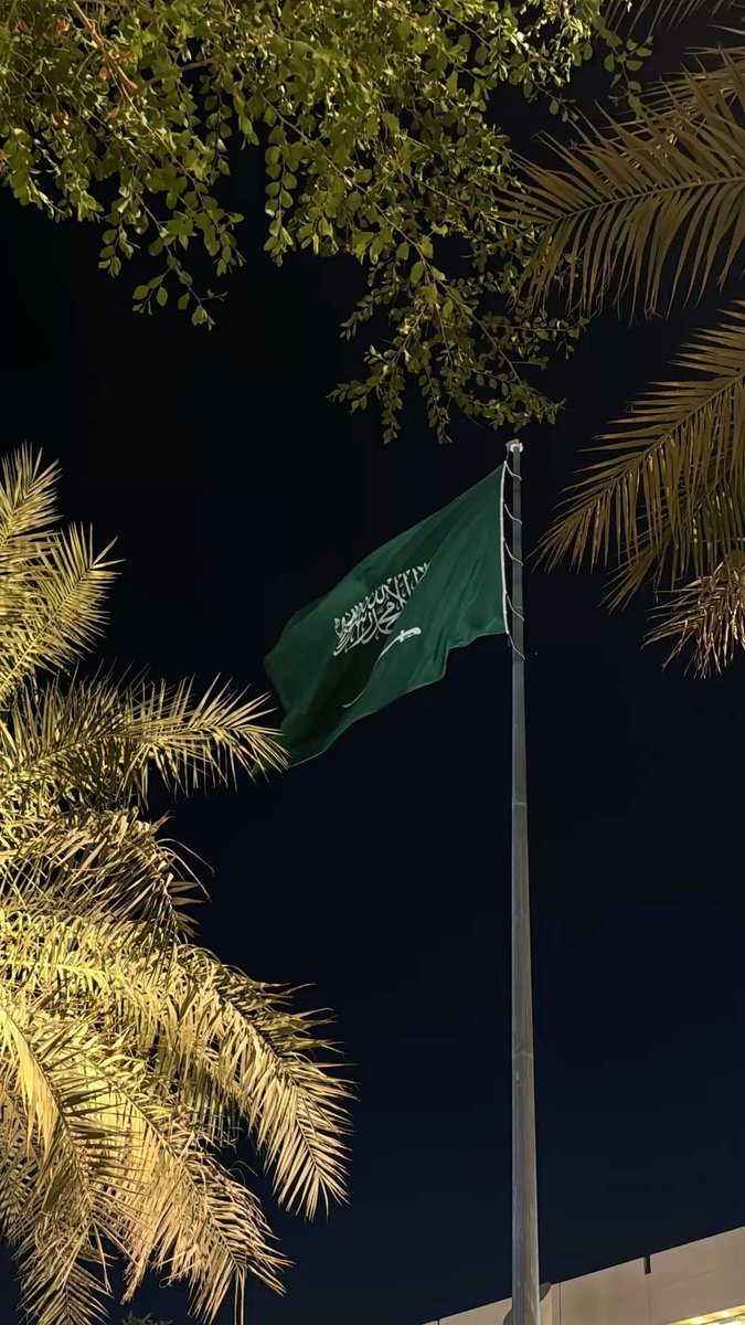 ifhd4's tweet photo. ليلة وطن ، ليلة أمن ، ليلة ونس ، ليلة قمر 
حتى البدر يكمل على وجه السماء ويشوفها 

تبقى السعودية عذيه شامخه طول العمر
الخير في عذق نخلتها تحتميه سيوفها 

عمار يا دار الرسول ودار ابو بكر و عمر
دارٍ ليا ضاقت رحاب الارض ، حضني جوفها

انتي مقر المسلمين ولا يشوفونك ممر 
راحة عبادٍ تحضن دعاها بـ رفع كفوفها 
 
زعامة التاريخ ، باب المجد ، مرجاع الامر 
ما فيه احد فوق البسيطه ما شهد معروفها

حامينها يوم ان مافيها سوا الماء والتمر  
وشلون ما نحمي ثراها و النعيم يحوفها ؟

#اليوم_الوطني_السعودي_٩٦