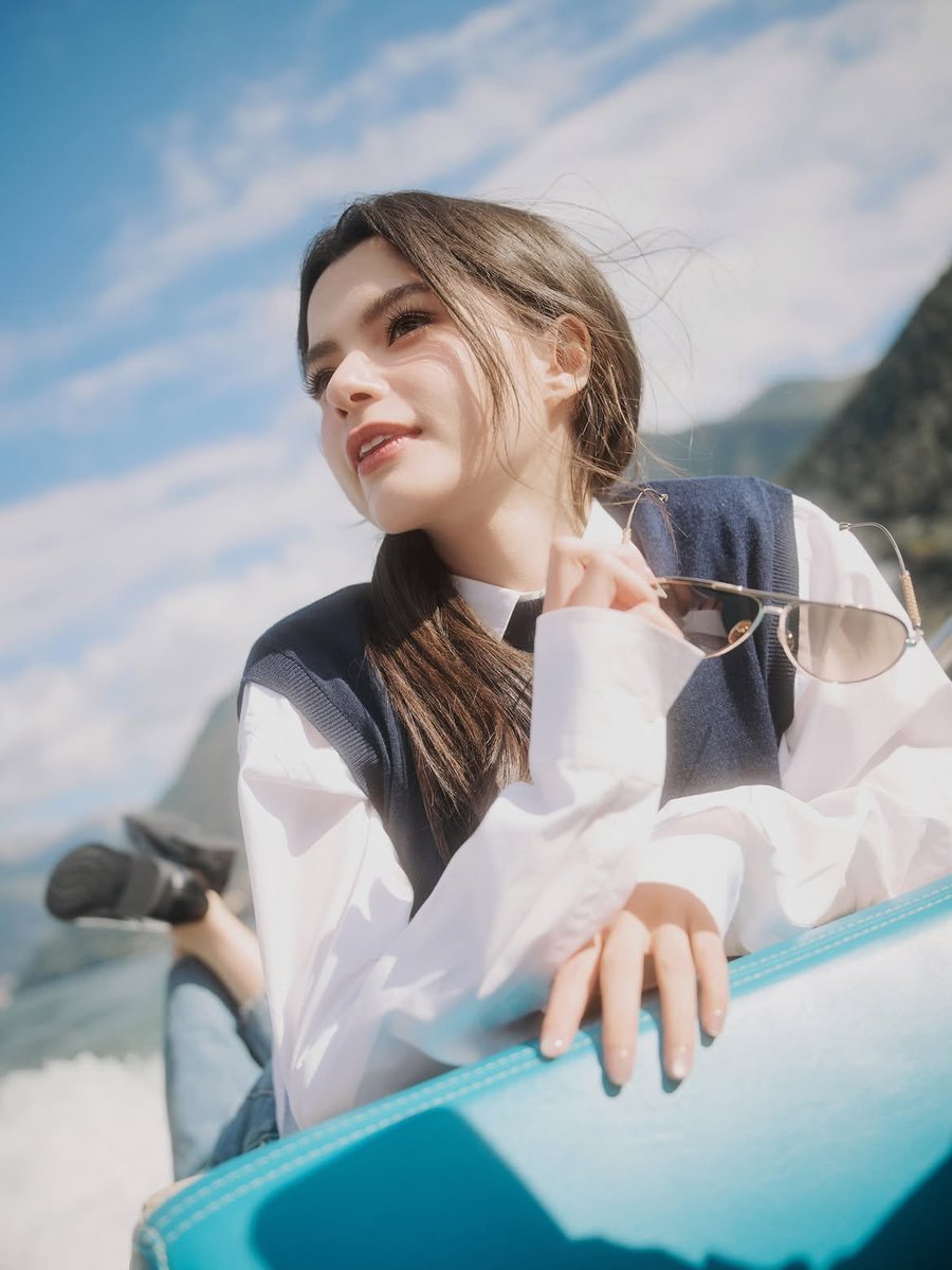 Xtrafillent's tweet photo. ลุควันสบายๆ ของ 'เบ็คกี้ รีเบคก้า' ณ Lake Como ก่อนร่วมชมแฟชั่นโชว์ TOD's Spring/Summer 2027 ในวันศุกร์ที่ 25 กันยายน เวลา 14.30 น. 

#BeckyxMFWTodsSS27 
#Tods #TodsSS27 
#beckysangels
#BeckyArmstrong 
#MilanFashionWeek https://t.co/MGzxulYtvD