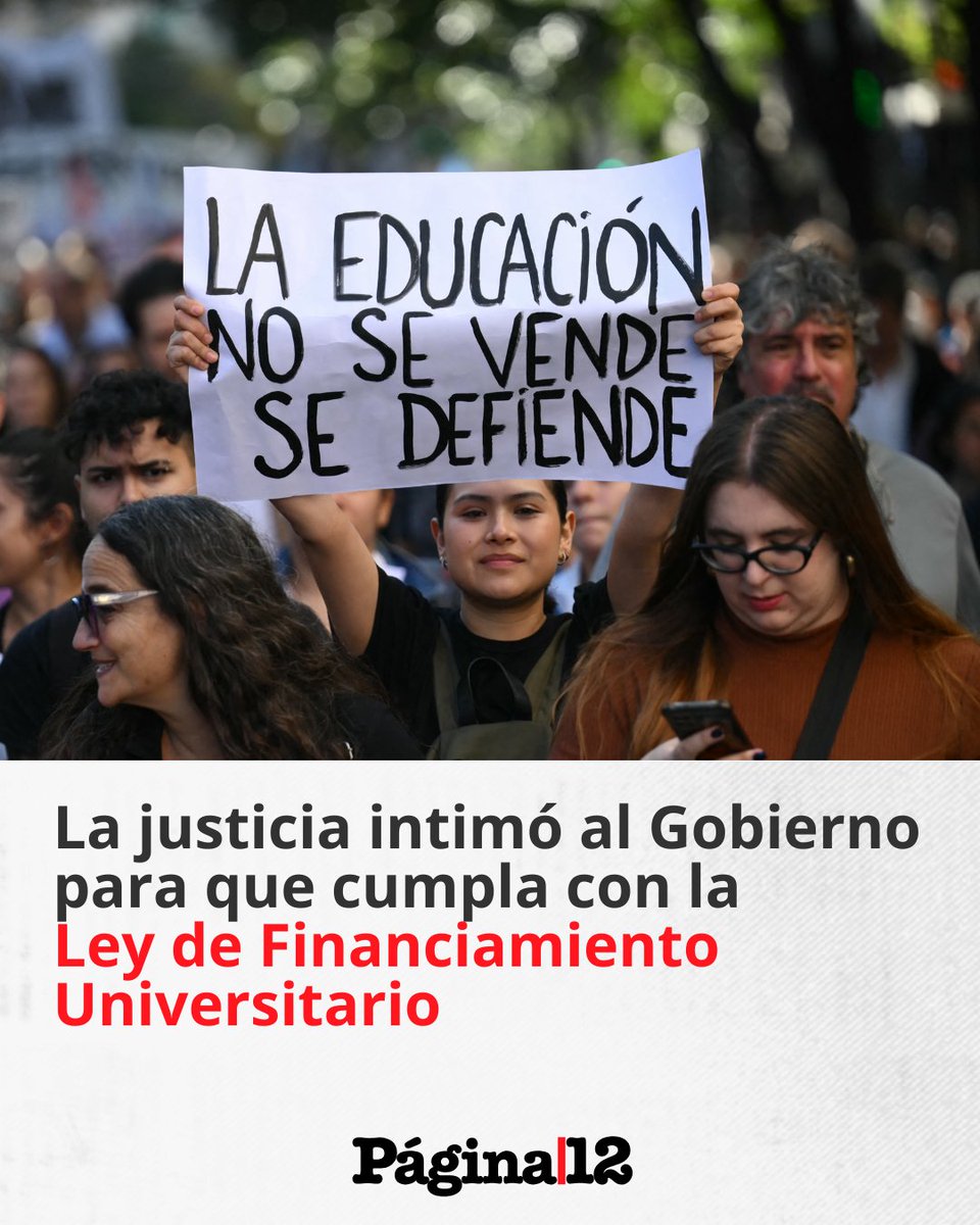 pagina12's tweet photo. La Justicia le dio 5 días al Gobierno de Javier Milei para que cumpla con la Ley de Financiamiento de la Educación Universitaria. Si no lo hace, el juez federal Martín Cormick advirtió que aplicará una multa acumulativa por cada día de demora.
https://t.co/iGjNh4JBmp https://t.co/FB9X2AUfGA
