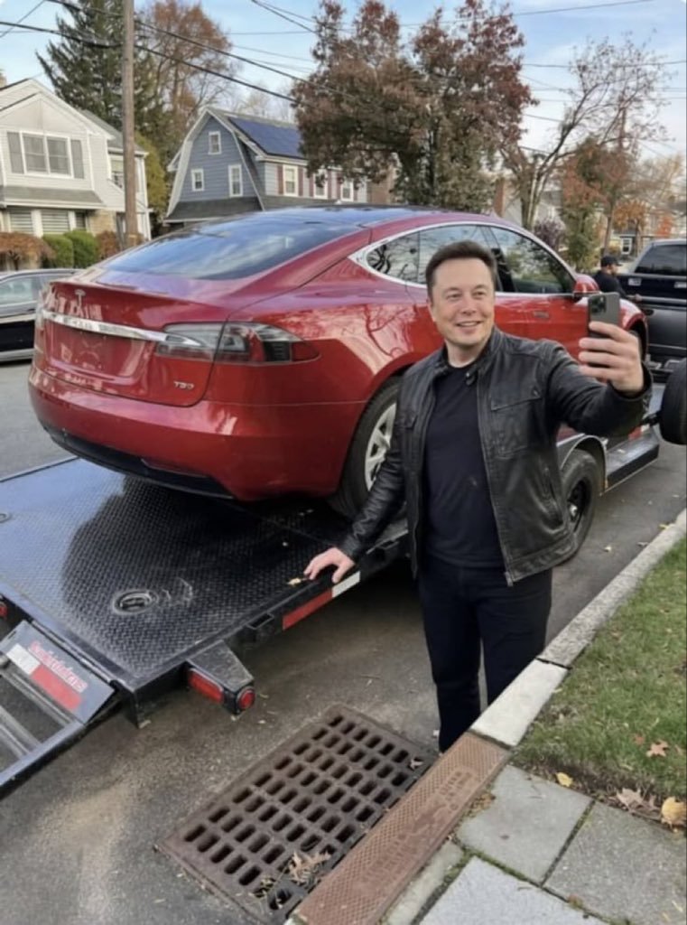 RocketXmana6fl's tweet photo. 💙 Elon Musk in blue for the ball — how do you rate the look? 👀

Poll:
🔥 Love it
😎 Classic Elon
💙 Blue suits him
🤔 Not my style https://t.co/lifdfTho87
