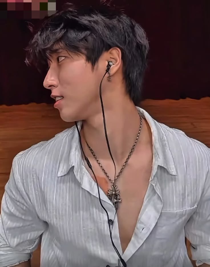 rapgodchangbinn's tweet photo. la debilidad q tengo por un hombre en camisa soy tan solo una chica🙏 de paso esta es la tetaracha o q onda ponganse corpiño https://t.co/C5JASifAzl
