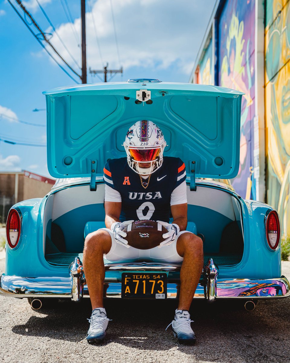UTSAFTBL's tweet photo. ¡Por La Ciudad! 🪅

#210TriangleOfToughness | #VamosRunners https://t.co/KOTNkq1urH