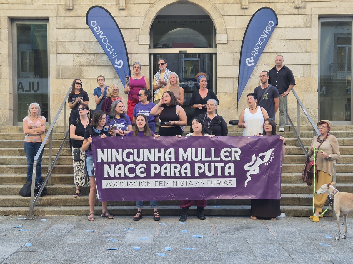 As_Silveiras's tweet photo. #AboliciónProstitución #23S #Vigo
Somos mulleres, non mercadoría!
Patriarcado e capital, alianza criminal!
Puteiro, pagando tamén estás violando! https://t.co/acl5Q6kVzS