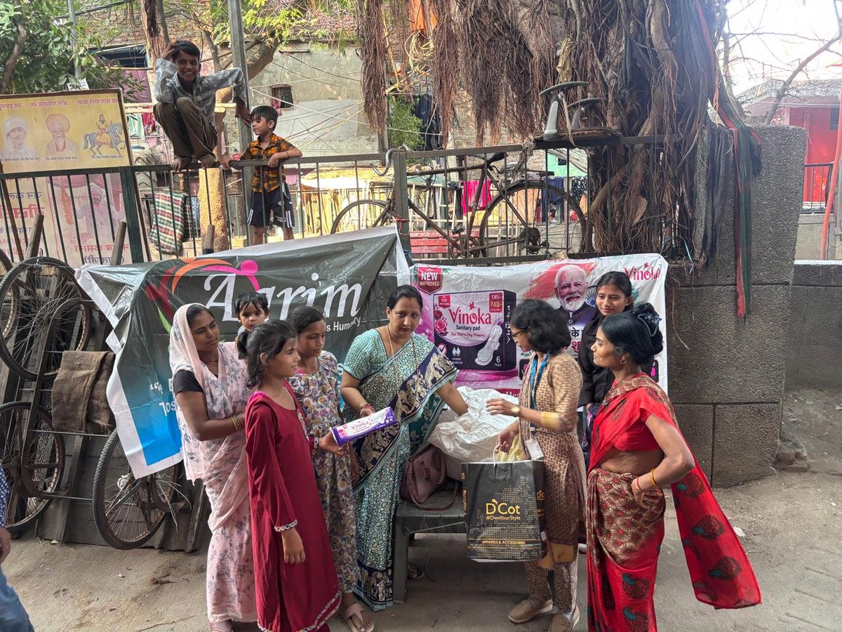 AgrimTrust's tweet photo. आज संस्था के द्वारा  Fun Valley School, आई.पी. एक्सटेंशन के जे जे कैंप के पास महिलाओं एवं बालिकाओं के स्वास्थ्य और स्वच्छता को ध्यान में रखते हुए सैनिटरी पैड वितरण कार्यक्रम सफलतापूर्वक संपन्न हुआ।
इस अवसर पर सैनिटरी पैड वितरित करने के साथ-साथ मासिक धर्म स्वच्छता एवं स्वास्थ्य के https://t.co/lITqRL7JUY