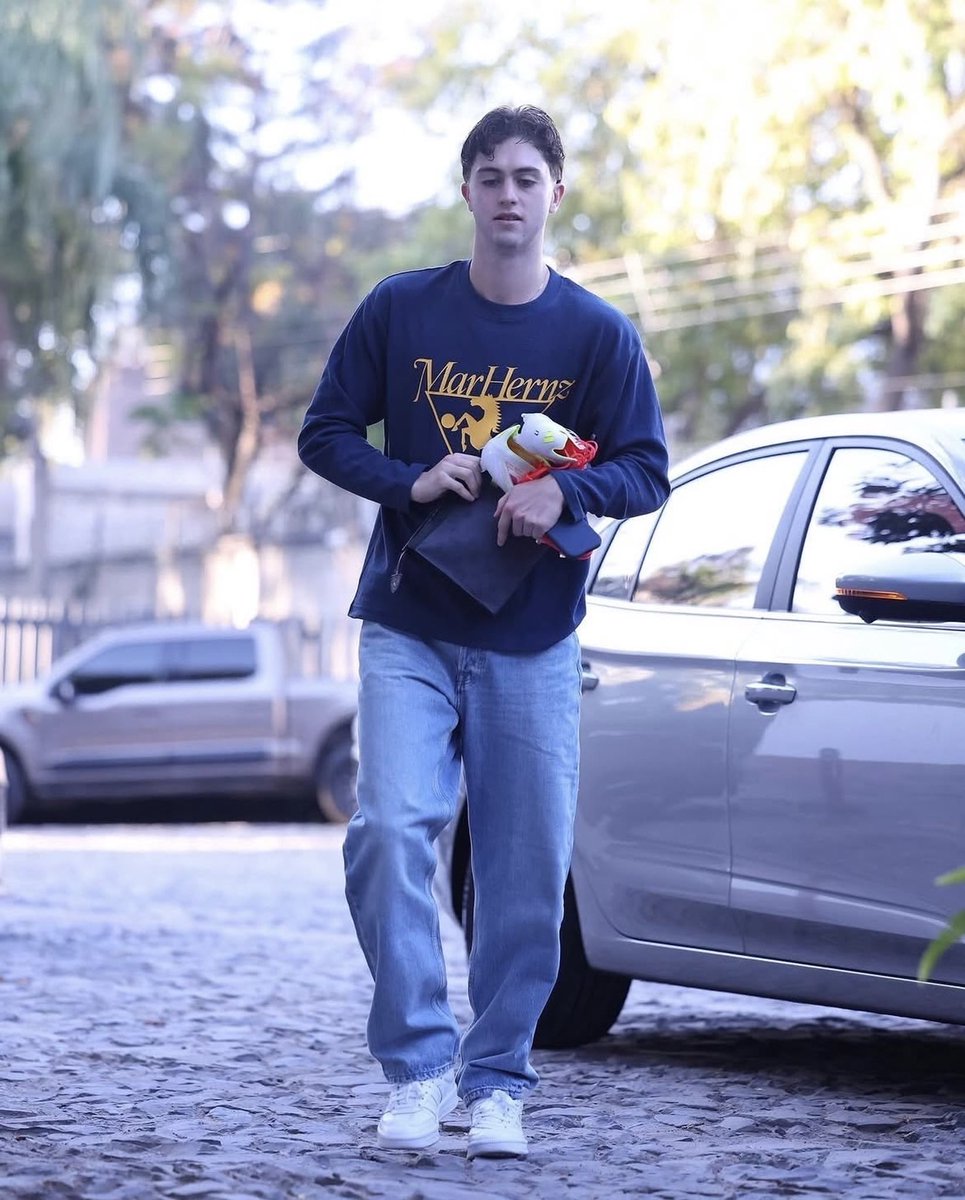 dunhirk's tweet photo. HE LOOKS TINYYYY WITH HIS BAGGY JEANS 🤲🤲🤲🤲 https://t.co/Kcg2zqBJrK