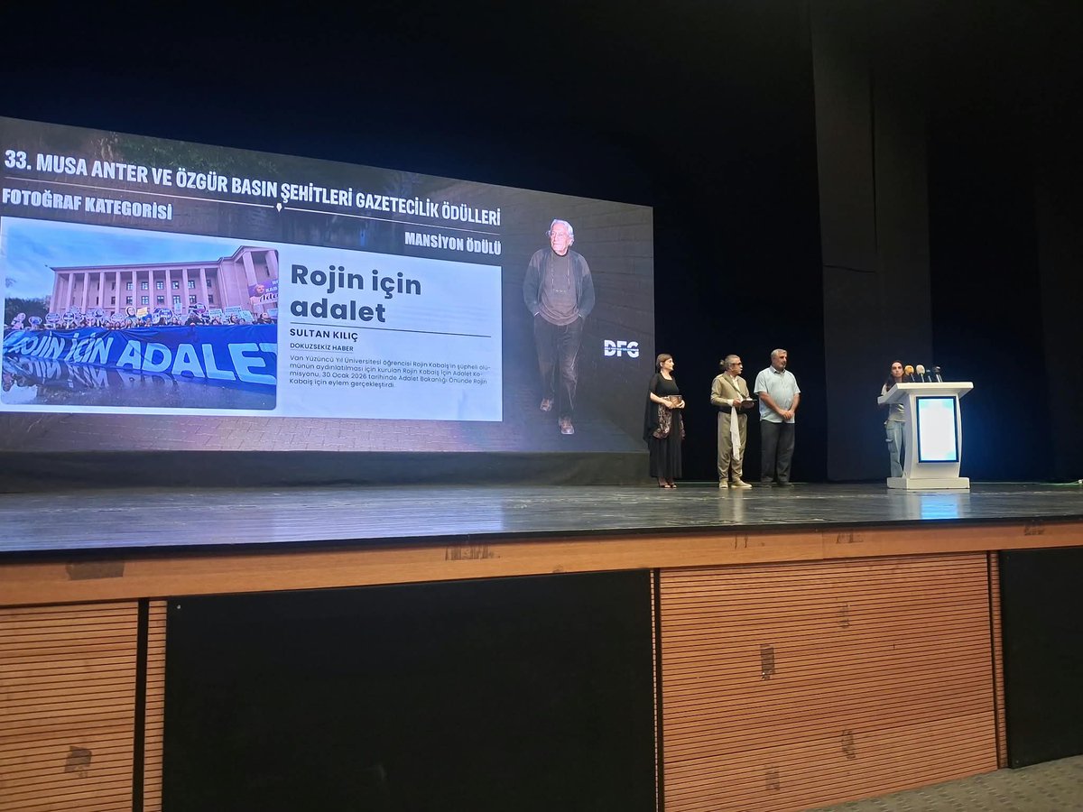 caylakgasteci06's tweet photo. Rojin Kabaiş'in babasından almak onur verici benim için.  Rojin İçin Adalet demeye devam edeceğiz! https://t.co/KU992q2Fmh