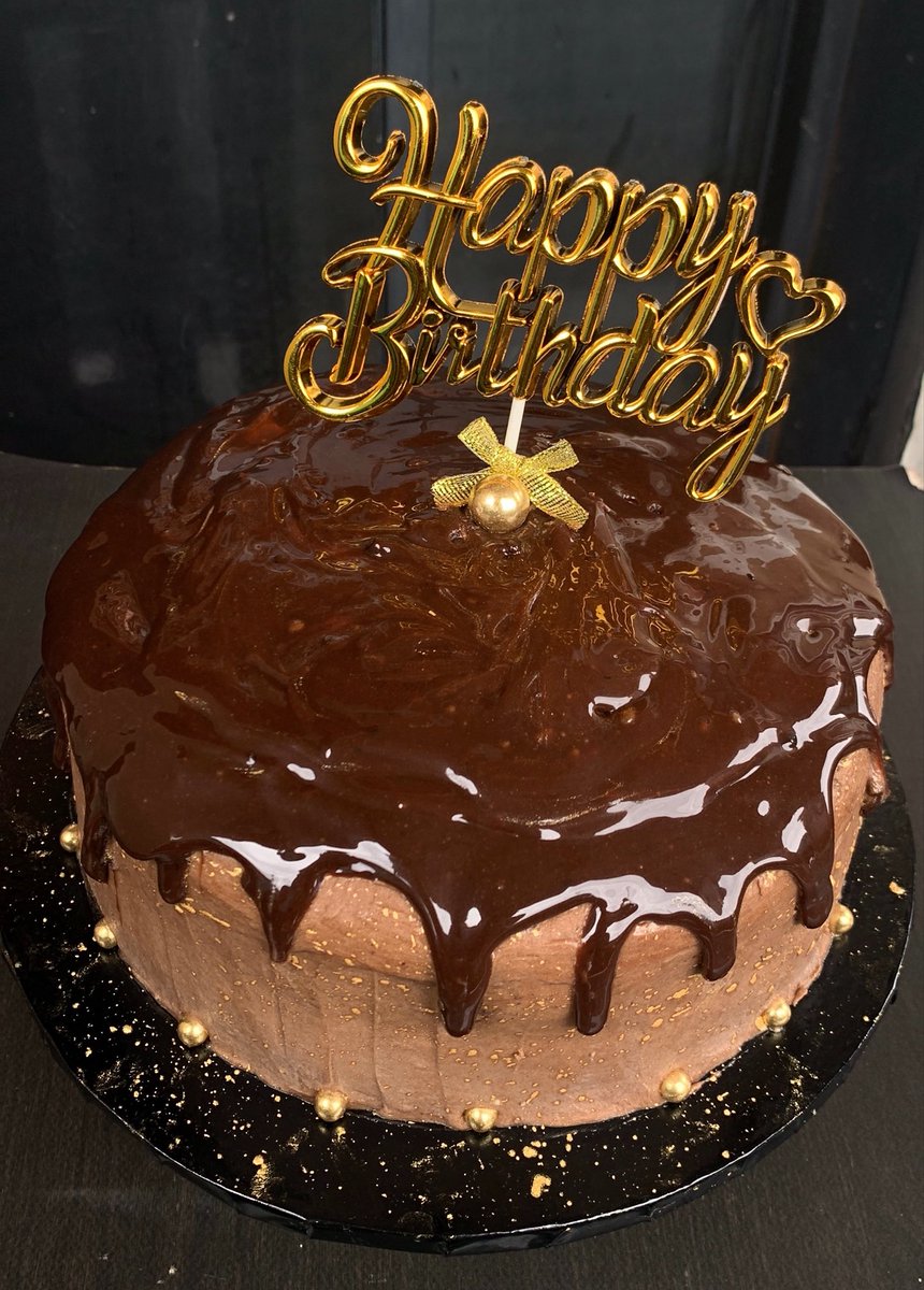 solositer's tweet photo. bake of the week: chocolate cake x chocolate fudge filling x chocolate american buttercream.💋 https://t.co/cwZOIHOzQo