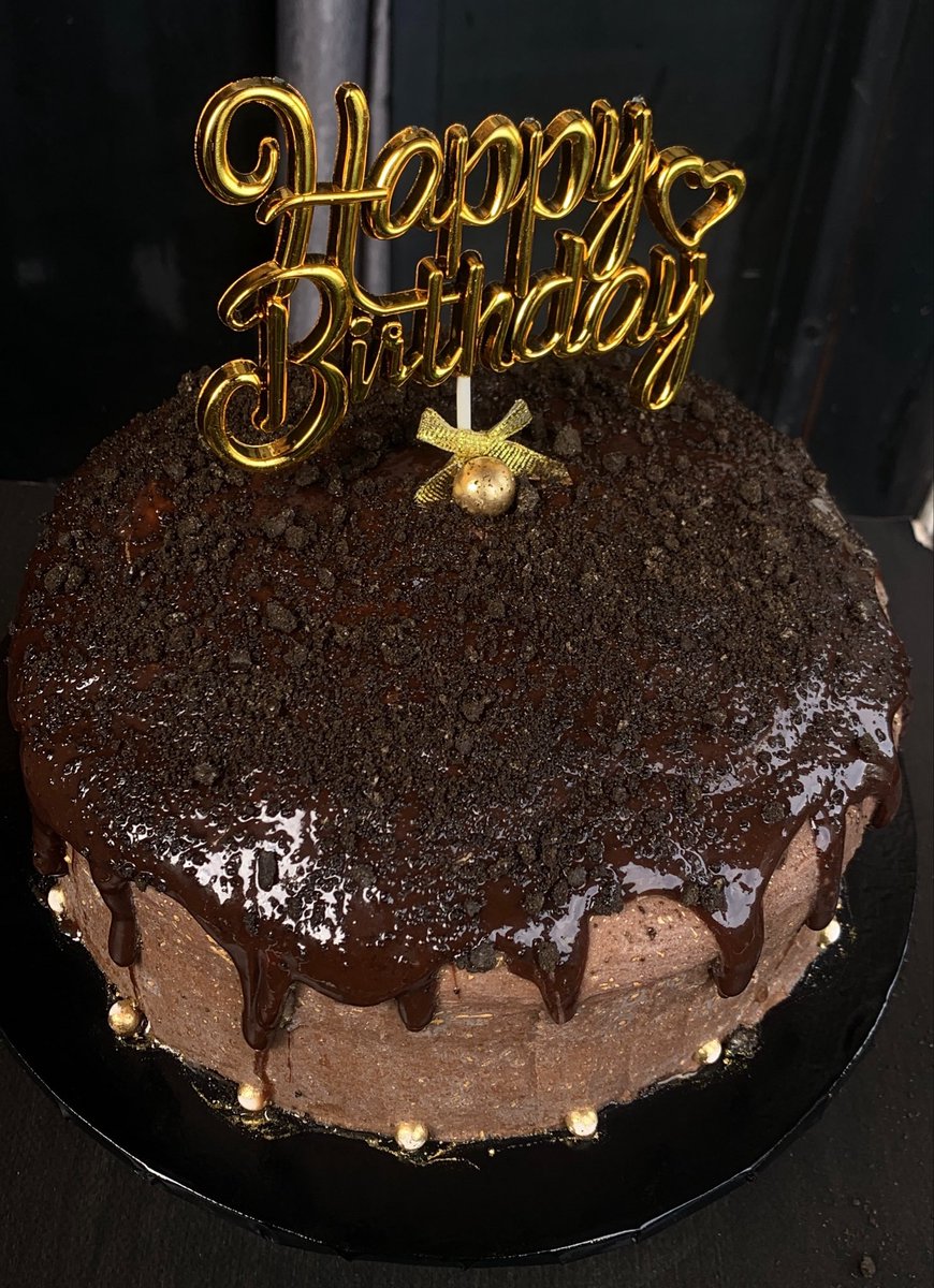 solositer's tweet photo. bake of the week: chocolate cake x chocolate fudge filling x chocolate american buttercream.💋 https://t.co/cwZOIHOzQo