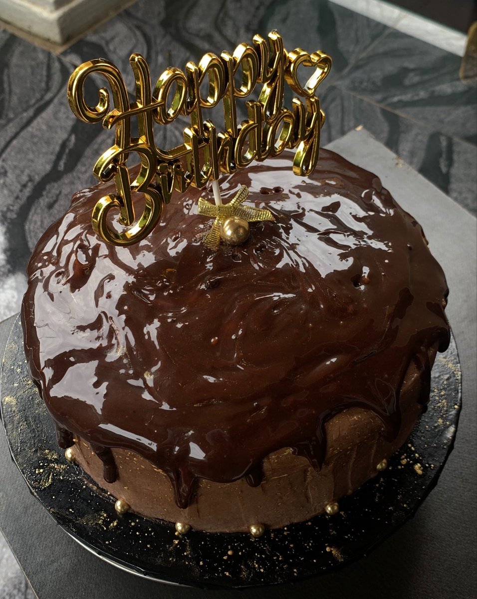 solositer's tweet photo. bake of the week: chocolate cake x chocolate fudge filling x chocolate american buttercream.💋 https://t.co/cwZOIHOzQo