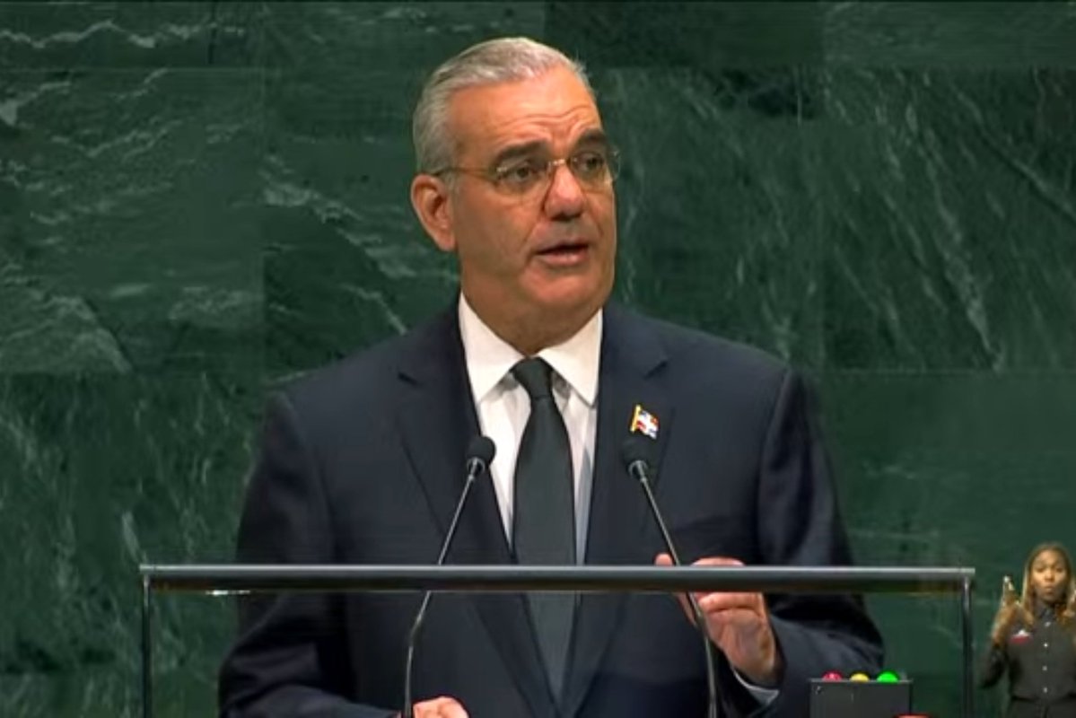 enmanuelrm's tweet photo. Esto dijo el presidente @luisabinader en la ONU:

🇩🇴 No existe una solución dominicana a la crisis haitiana. La solución está en Haití y la comunidad internacional debe asumir su responsabilidad.

🛡️ República Dominicana🇩🇴 seguirá defendiendo sus fronteras, aplicando sus leyes migratorias y fortaleciendo sus Fuerzas Armadas.

⚠️ Haití enfrenta una emergencia sin precedentes: casi 1.5 millones de desplazados y una fuerza internacional operando con apenas una quinta parte de los efectivos autorizados.

📉 La pobreza en República Dominicana cayó de 25.8% a 14.6%, consolidando uno de los mayores avances sociales de la región.

🌾 República Dominicana salió del mapa del hambre y alcanzó antes de tiempo la meta de Hambre Cero.

📈 Más de US$5,000 millones en inversión extranjera y exportaciones récord cercanas a US$16,000 millones reflejan la confianza en el país.

✈️ De 7.5 millones de visitantes en 2019 a más de 12 millones proyectados en 2026. El turismo dominicano sigue rompiendo récords.

🌎 No practicamos una diplomacia de declaraciones, sino una diplomacia de soluciones.

🌊 El financiamiento climático debe llegar al Caribe con la misma rapidez con que llegan las tormentas.

👩 La ONU tiene una deuda histórica: después de más de 80 años, ha llegado el momento de que una mujer ocupe la Secretaría General.

🎯 Lo que no se mide no entra en las decisiones; y lo que no entra en las decisiones, no se atiende.

🕊️ No bastan las resoluciones que aprobemos, sino las que cumplamos. Actuar ya es una obligación.

#RDenlaONU2026
#EstamosEnNY 🍎