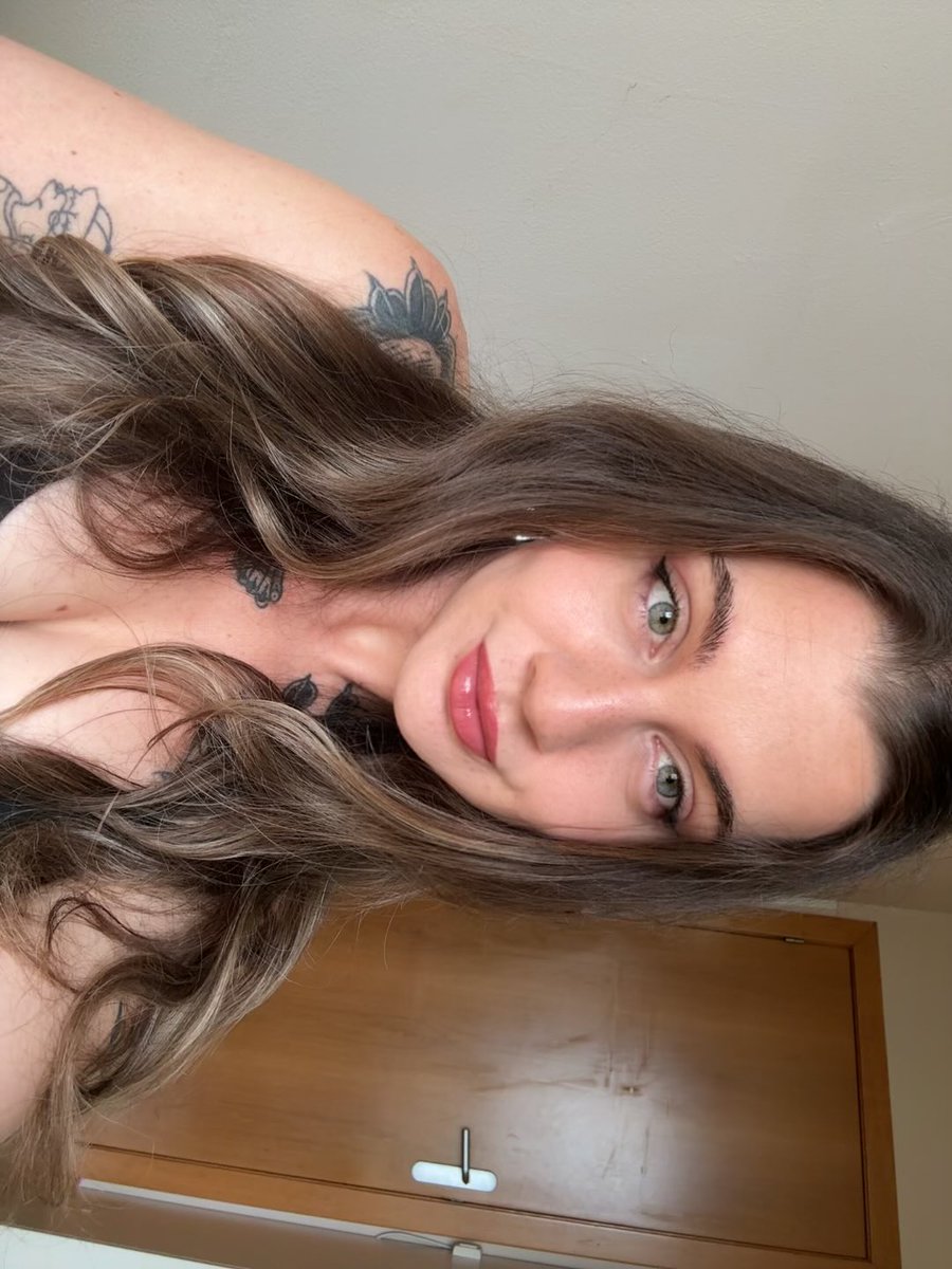 estherrrhm's tweet photo. yo con 21 vs yo con 28… que locura chicos lo mal q me quedaba el pelo negro https://t.co/MWIZ4x423H