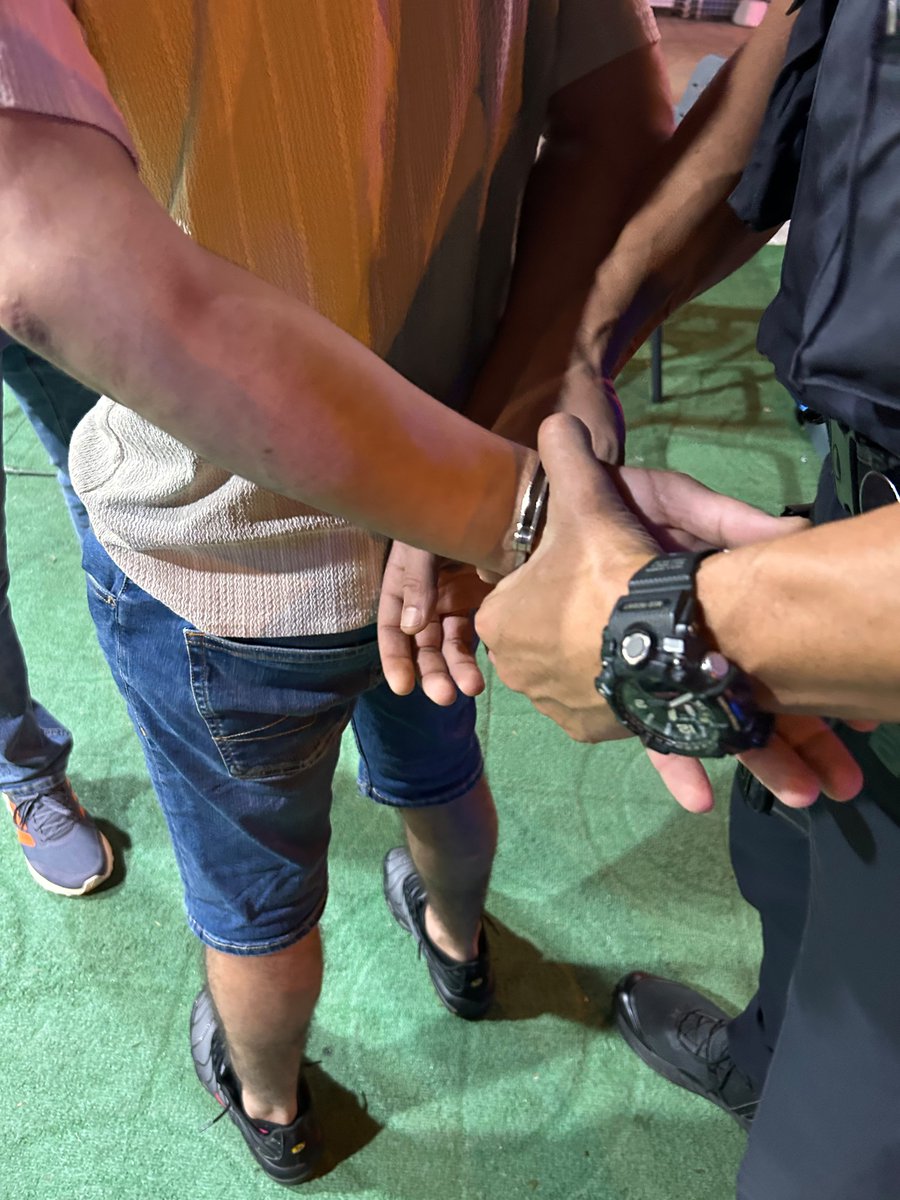 mossos's tweet photo. 🚨 Fem un dispositiu #Kanpai conjunt amb @PLlloret en un local de Lloret de Mar 👇

🔸 2 detinguts per tràfic de drogues
🔸 2 denúncies per tinença d'estupefaents
🔸 1 infracció contra els drets dels treballadors
🔸 7 identificats que acumulen 10 antecedents https://t.co/G7fmkxNFRo