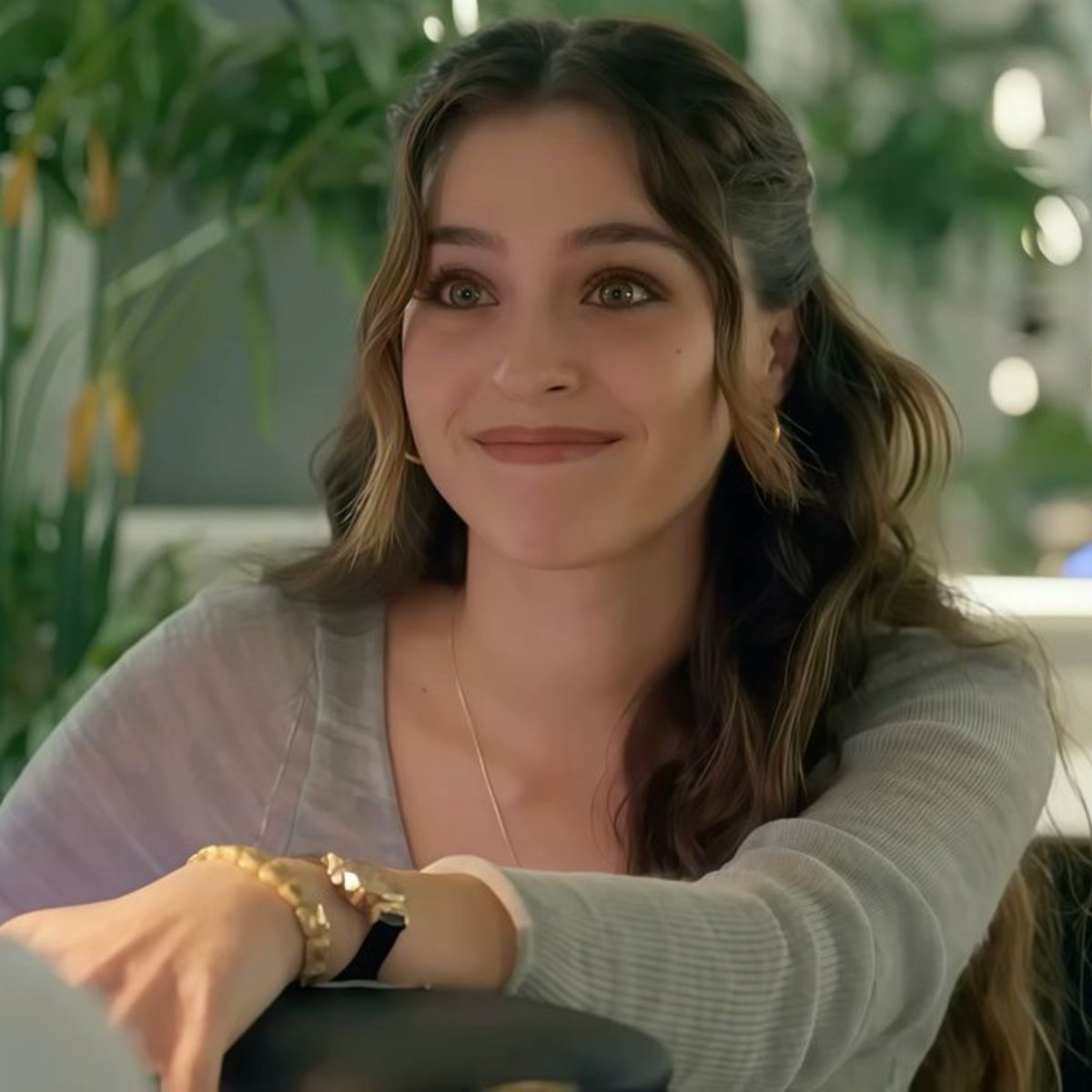 cemrcel's tweet photo. Leyla pode ter sido uma bomba atômica, SIM FOI? Mas o importante que Cemre Baysel é nominees Emmy e eu qro ela em Nova York partipando da premiação, ah mas se a Ay Yapim mandar a cobra da Gonca eu quebro aquela produtora, pq tudo querem enfiar essa e deixar Cemre sempre de lado! https://t.co/9JQPFhPKm2