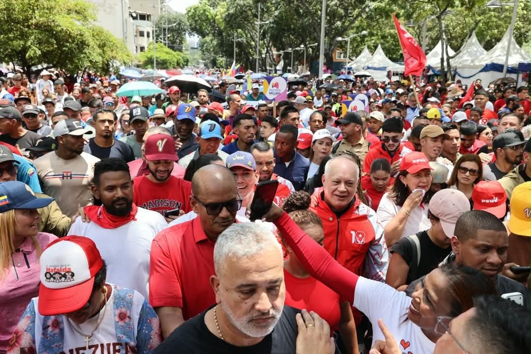 PartidoPSUV's tweet photo. Diosdado Cabello, secretario general del PSUV, informa que entregarán una carta al presidente de la Asamblea Nacional, Jorge Rodríguez, solicitando que en el Orden del Día sea incluido un Acuerdo de apoyo a las gestiones que está haciendo la presidenta Delcy Rodríguez en la ONU.

#VenezuelaEnLaONU
#TriunfaLaDiplomacia
