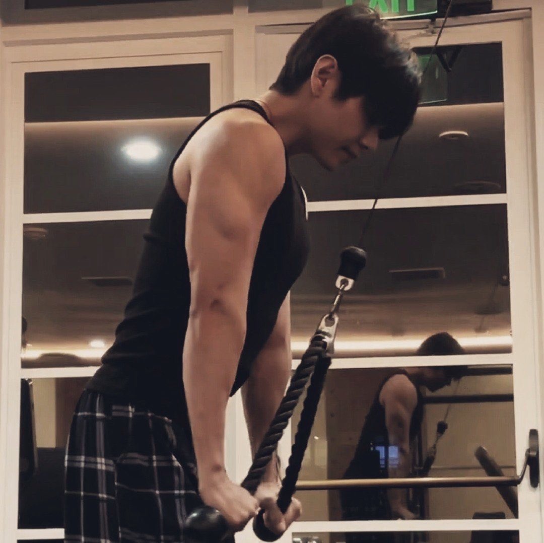 fakimoon's tweet photo. taehyung’s gym photos:
a much needed thread https://t.co/1kbFOcN049