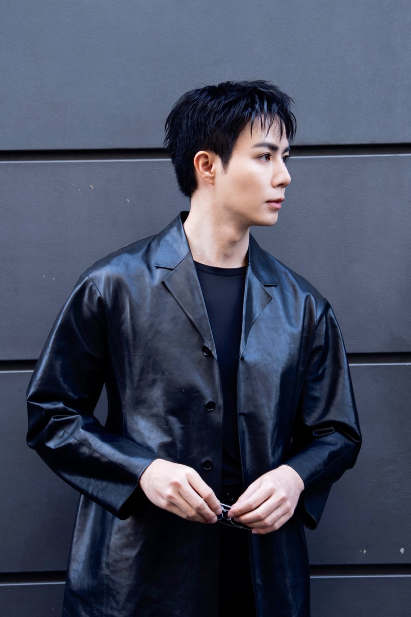 OneilyMusic's tweet photo. Zee Pruk attends the Jil Sander Fashion Show in Milan. https://t.co/dtAM6QFZjq