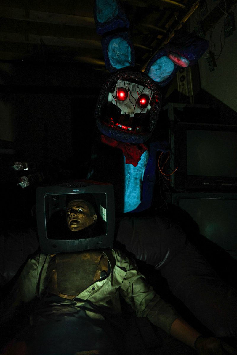 Raebaerproduct's tweet photo. Proof fnaf movies could be cooler with scarier lighting👇👇👇 https://t.co/kN2NlkuFrA