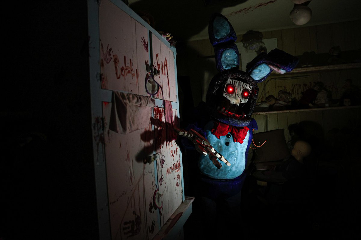Raebaerproduct's tweet photo. Proof fnaf movies could be cooler with scarier lighting👇👇👇 https://t.co/kN2NlkuFrA