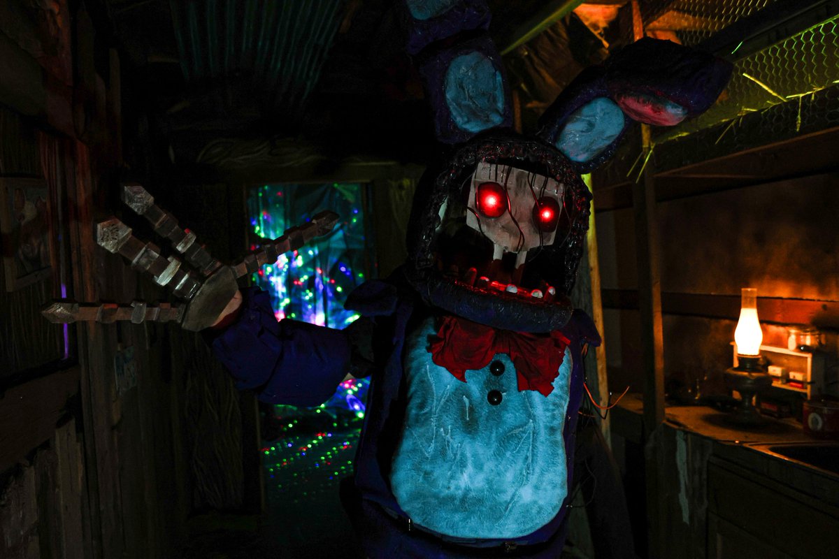 Raebaerproduct's tweet photo. Proof fnaf movies could be cooler with scarier lighting👇👇👇 https://t.co/kN2NlkuFrA