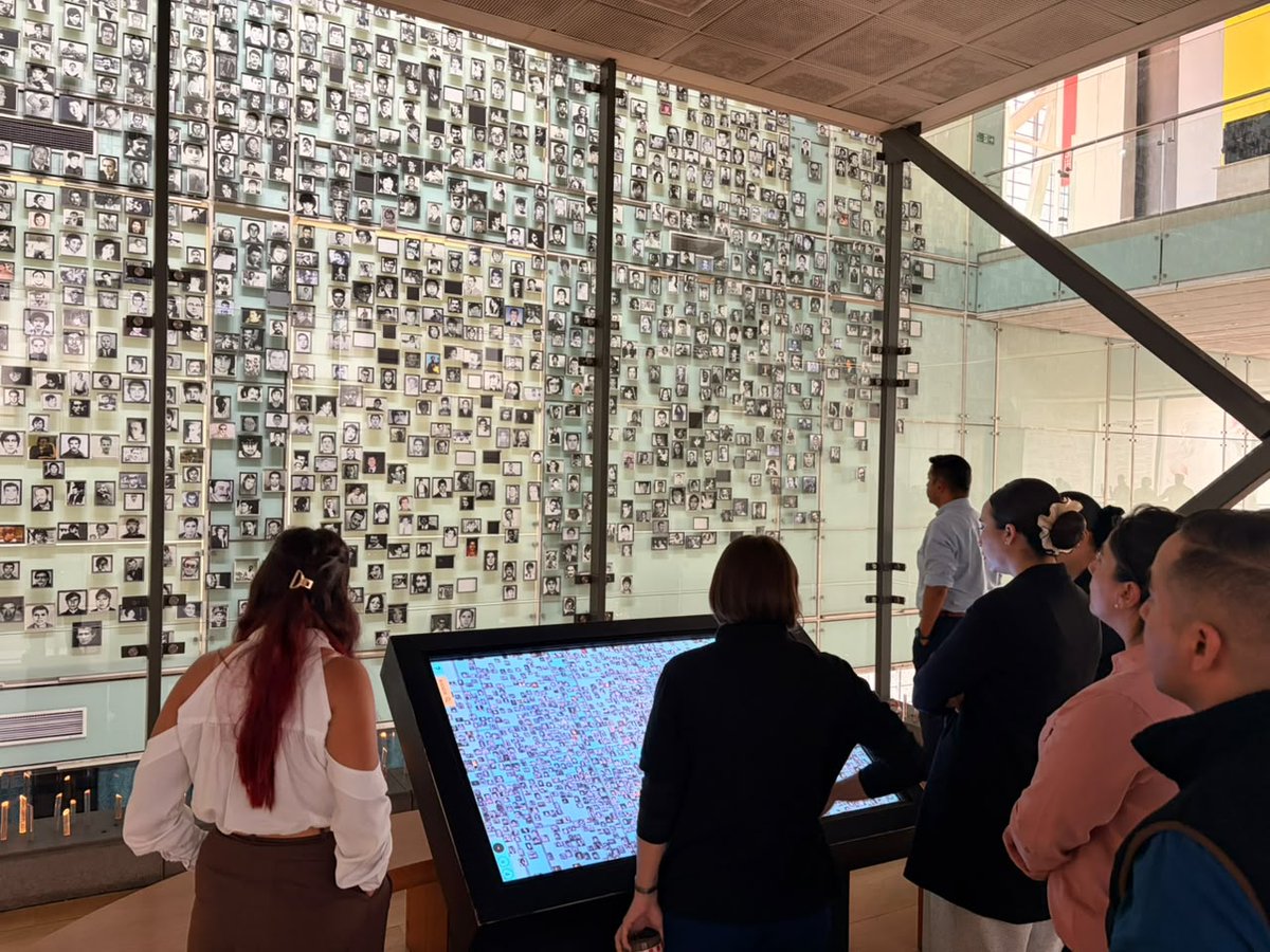 CarabDDHHyFam's tweet photo. Un importante recorrido por el @MuseoMemoriaCL  efectuaron los Instructores de DDHH, en el marco del “Seminario Presencial: Derechos Humanos, Seguridad y Prevención de Atrocidades Masivas en Chile” que realiza @GenPrev y @CarabDDHHyFam. https://t.co/eyBFHQZhhJ