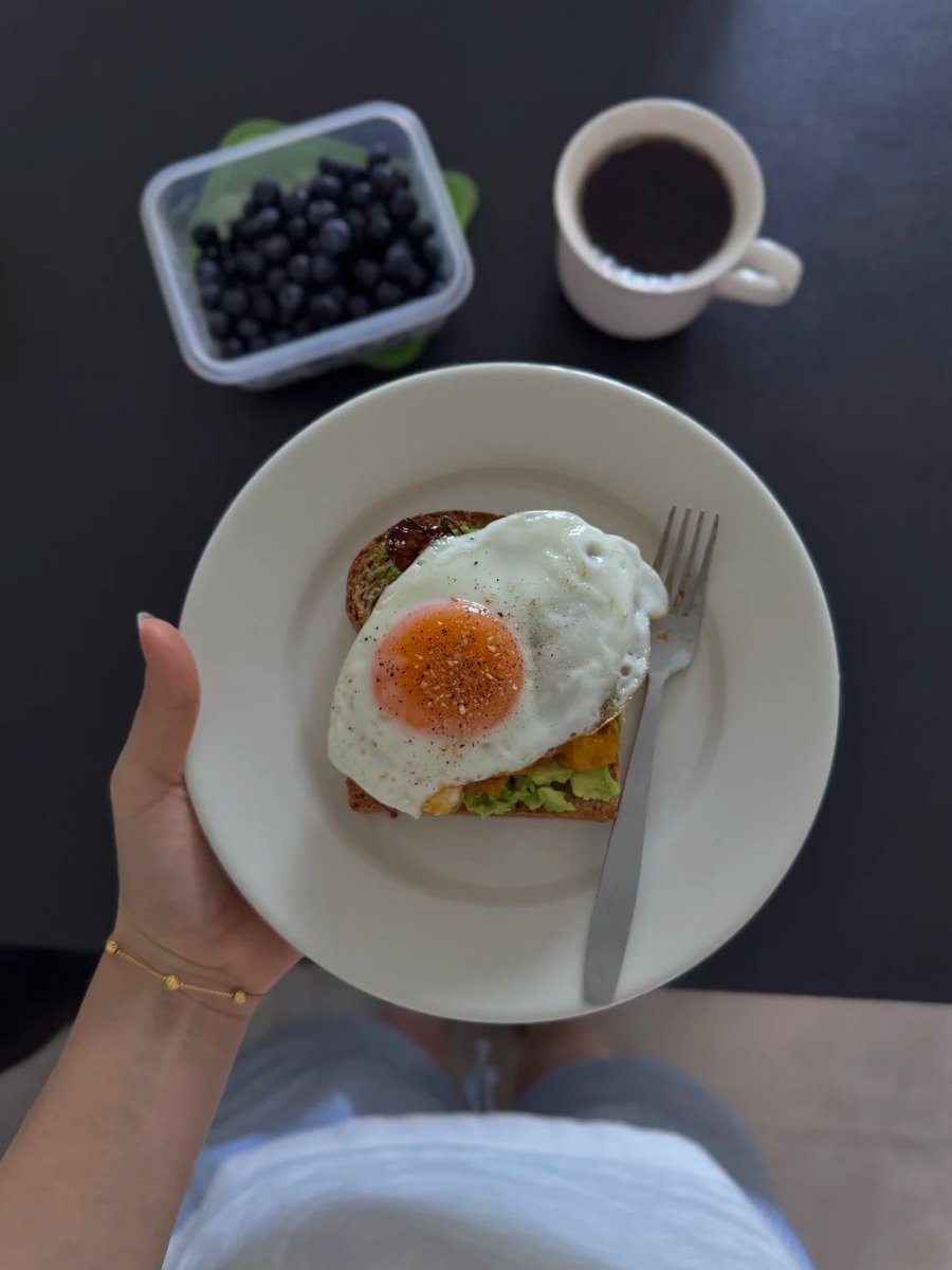 75_booboo's tweet photo. My go-to breakfast: an open-faced sandwich 🥪 https://t.co/eqYFlve0nE