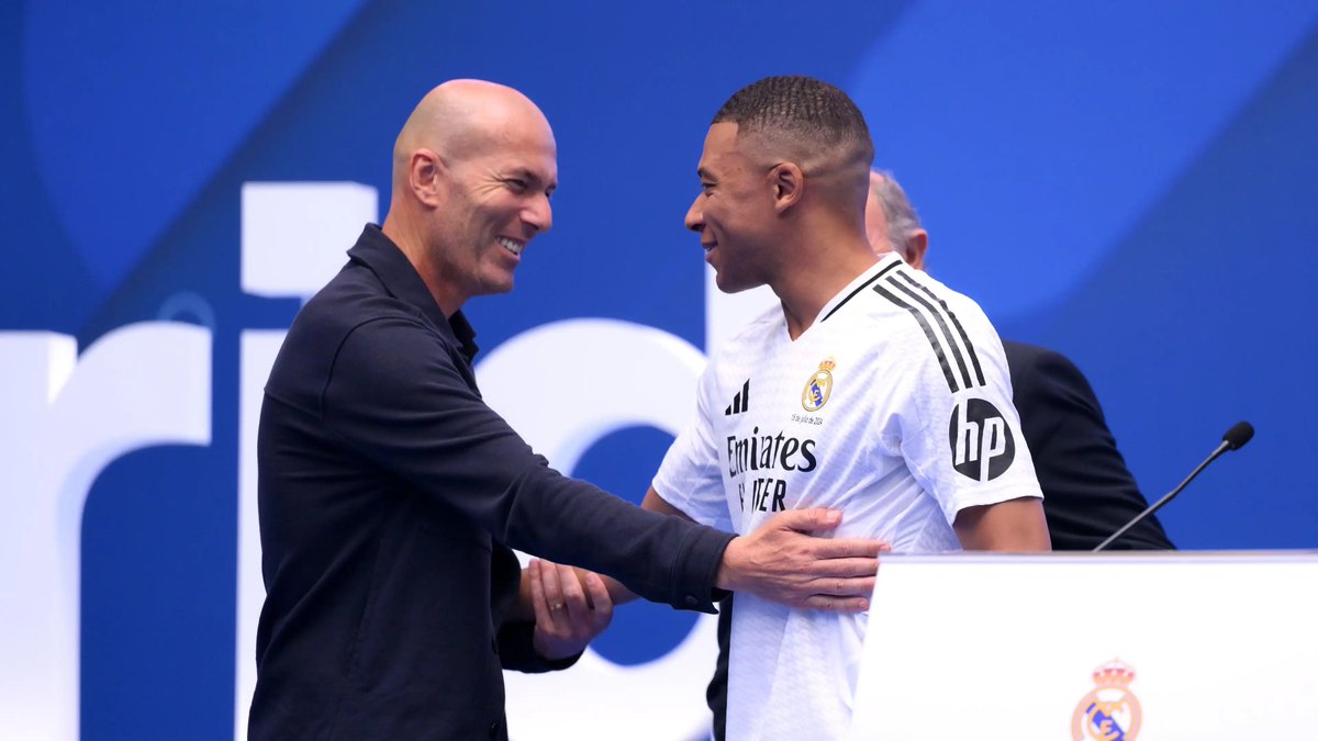 AndiOnrubia's tweet photo. Zinedine Zidane quiere que Kylian Mbappé juegue como extremo izquierdo con la selección francesa. Es la posición en la que Zizou cree que puede rendir mejor y el viernes, en su debut contra Turquía, podría escorarlo a la banda para que Dembélé sea el '9'.

"Mbappé puede jugar en las tres posiciones de ataque. A mí, personalmente, donde más me gusta es en la izquierda", declaró Zidane en su primera rueda de prensa como seleccionador francés.

🔗https://t.co/DvoJqD6Yuc