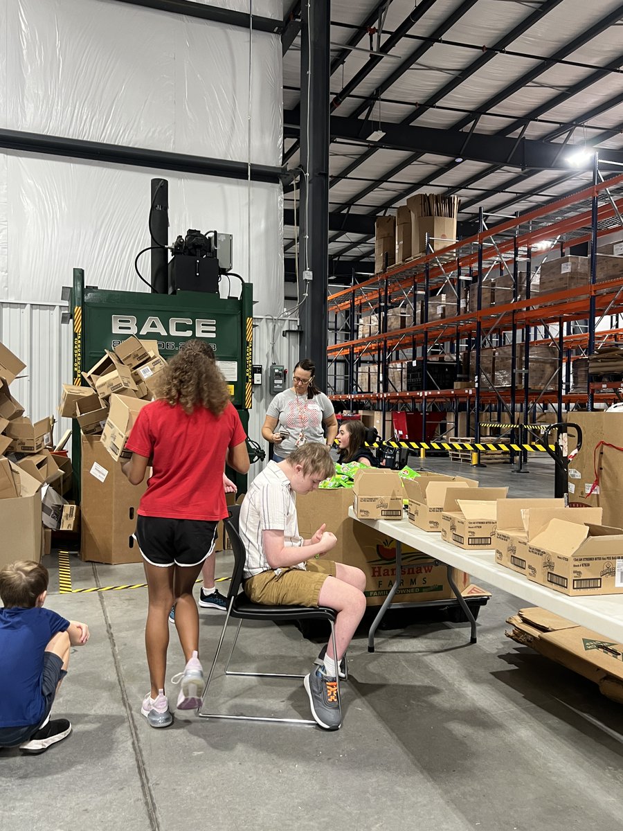 MasterProvision's tweet photo. @beechwood_tiger processed Airheads recently - a fun donation for orgs who serve kids, especially with Halloween coming up. This hard-working group of students unboxed a thousand bags of candy - one and a half pallets of boxes. Thanks for serving with joy! https://t.co/JLUJ6sGInS https://t.co/T7rLM5482E
