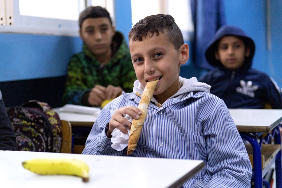SchoolMeals_'s tweet photo. 🚨 A child in a crisis setting faces enormous barriers to education & nutrition. 

🩹 Evidence shows #SchoolMeals can help address both at once.

➡️ A @WFP evaluation across #DRC 🇨🇩, #Lebanon 🇱🇧, #Niger 🇳🇪 & #Syria 🇸🇾 found that #SchoolMeals improved food security, increased dietary diversity & contributed to school participation & nutritional benefits for the most vulnerable children under emergency conditions.

📑 Read the evidence: https://t.co/un3Bv64EOG

🔗 @MeheLebanon @WFPLebanon