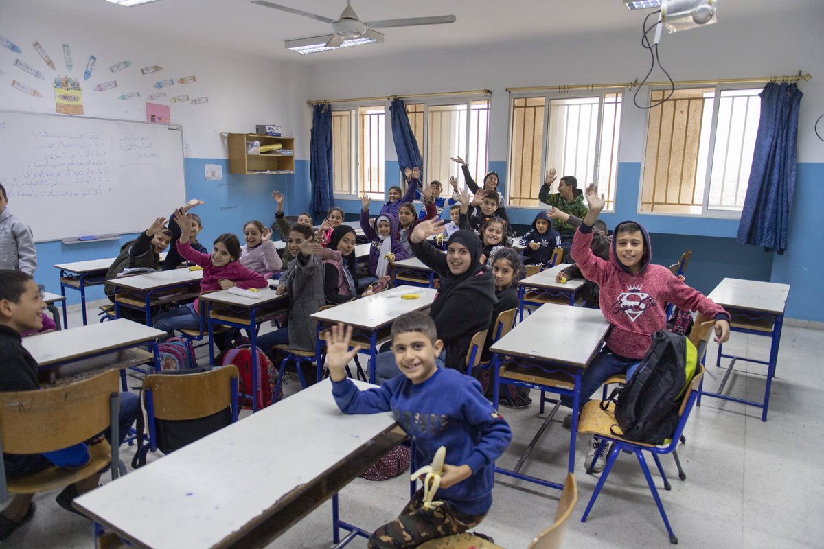SchoolMeals_'s tweet photo. 🚨 A child in a crisis setting faces enormous barriers to education & nutrition. 

🩹 Evidence shows #SchoolMeals can help address both at once.

➡️ A @WFP evaluation across #DRC 🇨🇩, #Lebanon 🇱🇧, #Niger 🇳🇪 & #Syria 🇸🇾 found that #SchoolMeals improved food security, increased dietary diversity & contributed to school participation & nutritional benefits for the most vulnerable children under emergency conditions.

📑 Read the evidence: https://t.co/un3Bv64EOG

🔗 @MeheLebanon @WFPLebanon