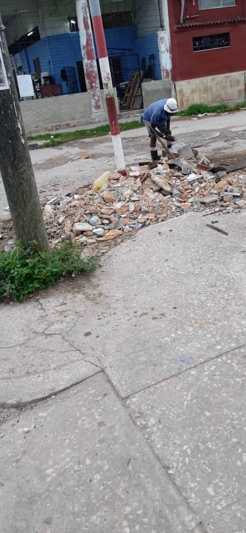 Yoamel_Acosta's tweet photo. Los trabajadores de la Empresa Municipal de Servicios Comunales de #LaLisa guapos y fajados contra la suciedad y la indisciplina social, ganando la pelea a pesar de todas las carencias que provoca el cerco imperial. #CubaEstáFirme https://t.co/4AJW2Bvn4P