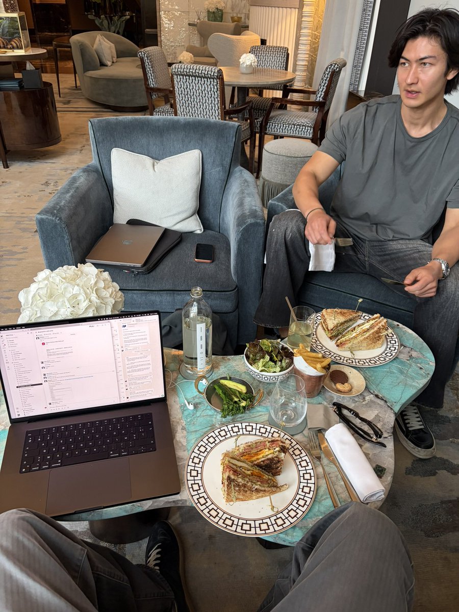 alexmamyy's tweet photo. this fall we are london maaxing https://t.co/FtoSpMCmK8