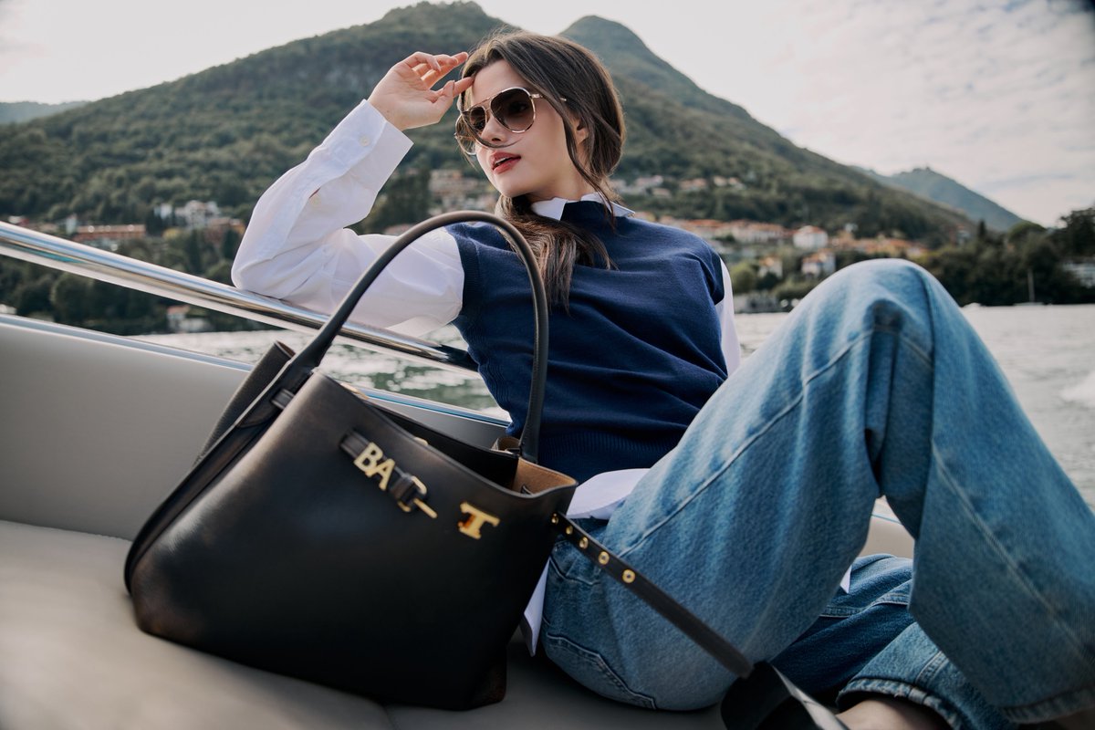 TalkinTrend's tweet photo. เบ็คกี้–รีเบคก้า ถ่ายทอดลุคสบายในวันพักผ่อน
กับ Tod’s ที่ทะเลสาบโคโม่

#TodsSS27 #Tods #BeckyxMFWTodsSS27 
#beckysangels‌ #BeckyArmstrong‌

ชมลุควันสบายๆ ของ เบ็คกี้–รีเบคก้า (@beccca) แบรนด์แอมบาสเดอร์ของ Tod’s (@tods) ท่ามกลางทิวทัศน์อันงดงามราวภาพวาดของ Lake Como โดยเบ็คกี้ถ่ายทอดความเรียบหรูและงานฝีมืออันประณีตซึ่งเป็นเอกลักษณ์ของ Tod’s ด้วยเสื้อนิตสีกรมเลเยอร์ทับเสื้อเชิ้ตสีขาว จับคู่กับกางเกงยีนส์และรองเท้าโลฟเฟอร์สีดำ ก่อนเติมเต็มลุคด้วยกระเป๋า T Signature Top Handle จากคอลเลกชันใหม่ ตกแต่งพิเศษด้วยอักษรย่อ “BA”  ก่อนเข้าร่วมชมแฟชั่นโชว์ Tod’s Spring/Summer 2027 Women’s Collection ในวันศุกร์นี้

ร่วมค้นพบคอลเลกชันไปพร้อมกันผ่านการถ่ายทอดสดในวันศุกร์ที่ 25 กันยายน เวลา 14.30 น. (ตามเวลาประเทศไทย) ทางเว็บไซต์อย่างเป็นทางการของ Tod’s ที่ https://t.co/OCdEg6C3FN และบัญชีอินสตาแกรมทางการของแบรนด์ @tods

@Tods @mt_matteotamburini