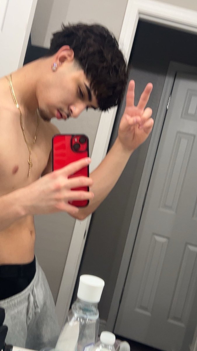 DaUnknownDFE's tweet photo. If I made an only fans would u subscribe? 😜 #latina #latino #snowbunny #lightskin #abs #dick #onlyfans #mexican #pussy https://t.co/NLsw6ute7m