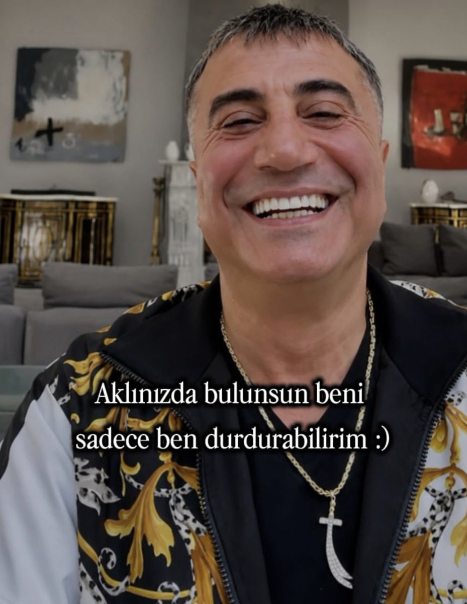 KafksRuhu's tweet photo. Kıymetli Reisimiz başkalarının çizdiği sınırlarla yürümez.
Önüne ne çıkarsa çıksın, kendi yolunu kendi belirler.
Çünkü onu durdurabilecek tek güç, yine kendi iradesidir.
Duruşundan taviz vermeyen adamın yolu da, sözü de ağır olur.

REİS SEDAT PEKER 🇹🇷
@sedat_peker https://t.co/785sab7iTw