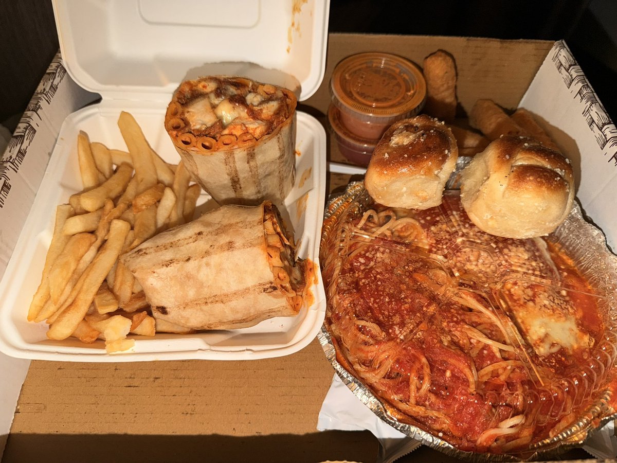 _lilmisslys's tweet photo. Chicken parm, mozzarella sticks, garlic knots, &amp; a crispy chicken wrap with vodka pasta 😍 https://t.co/IR1sDFdDYo
