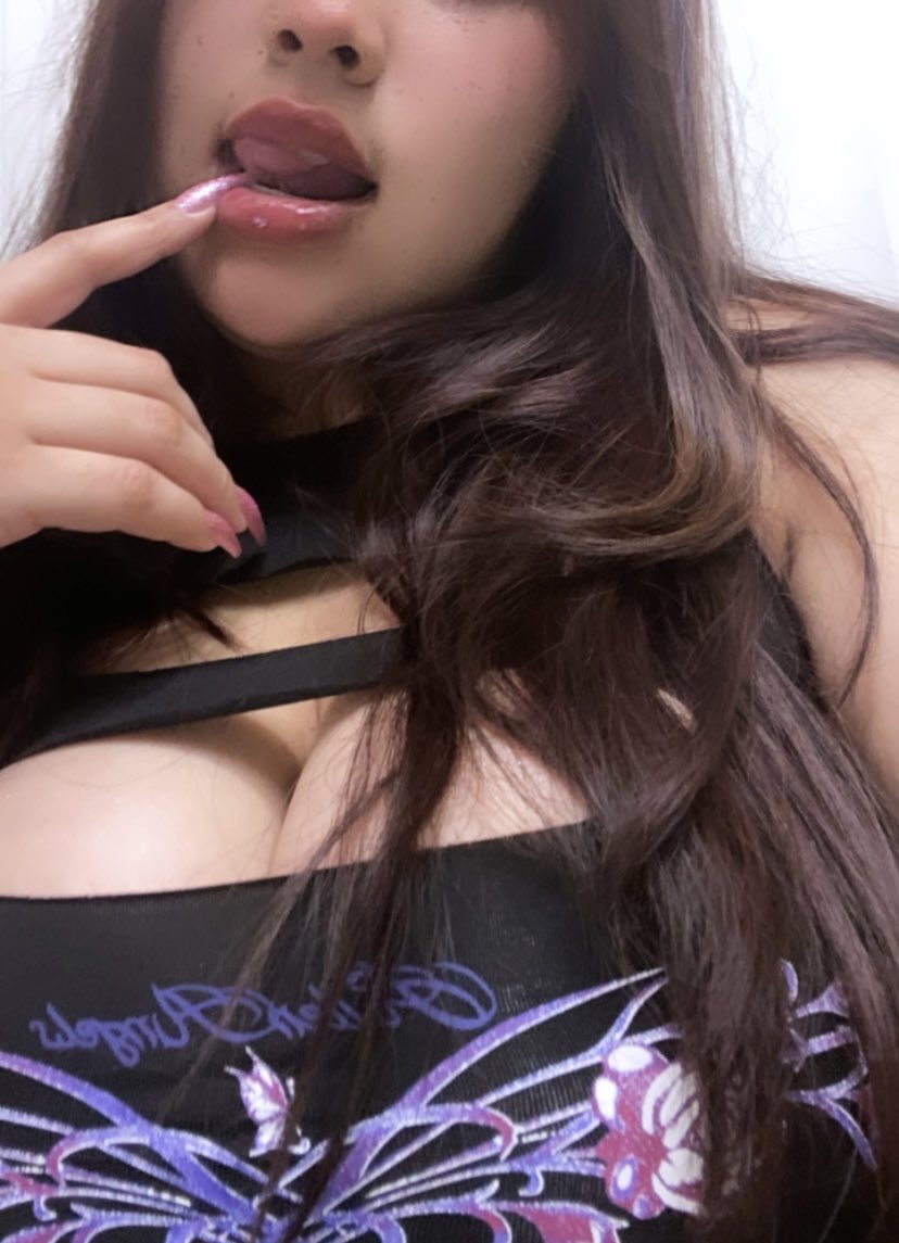 d3caytiff's tweet photo. hii🖤  #femdom #findom #mommy #boobs https://t.co/JjnSfu7jbf