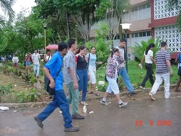 Yoamel_Acosta's tweet photo. Hace hoy 24 años iniciaron las actividades docentes en la @universidad_uci, ese día #CubaEstáFirme paría otra utopía hecha realidad por #FidelPorSiempre. https://t.co/NQq1La83V5