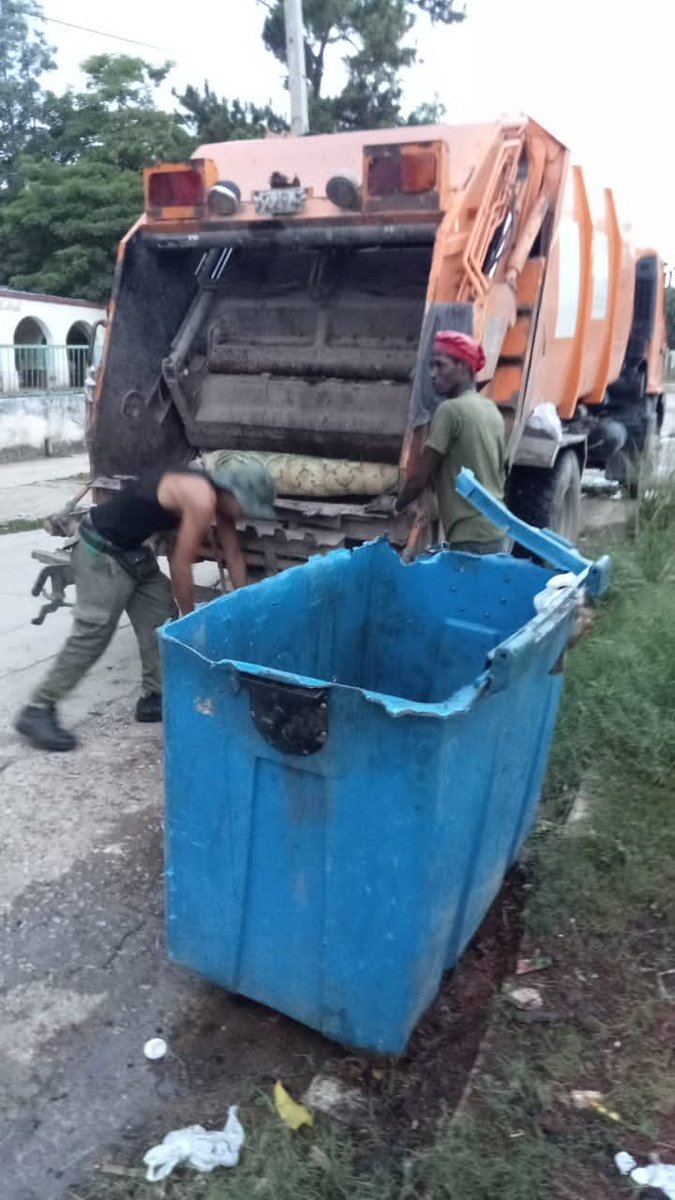Yoamel_Acosta's tweet photo. Los trabajadores de la Empresa Municipal de Servicios Comunales de #LaLisa guapos y fajados contra la suciedad y la indisciplina social, ganando la pelea a pesar de todas las carencias que provoca el cerco imperial. #CubaEstáFirme https://t.co/4AJW2Bvn4P