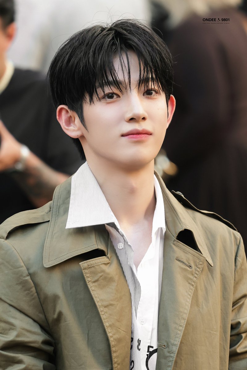 dhanne_614's tweet photo. Wherever he goes, Park Siwoo brings his own light with him. Shine bright in Milan. 🐰💜💜💜💜

SIWOO MILAN FASHION WEEK SS27

#PARKSIWOOxMM6 
#PARKSIWOOMFWSS27 https://t.co/YfBubhMUdM