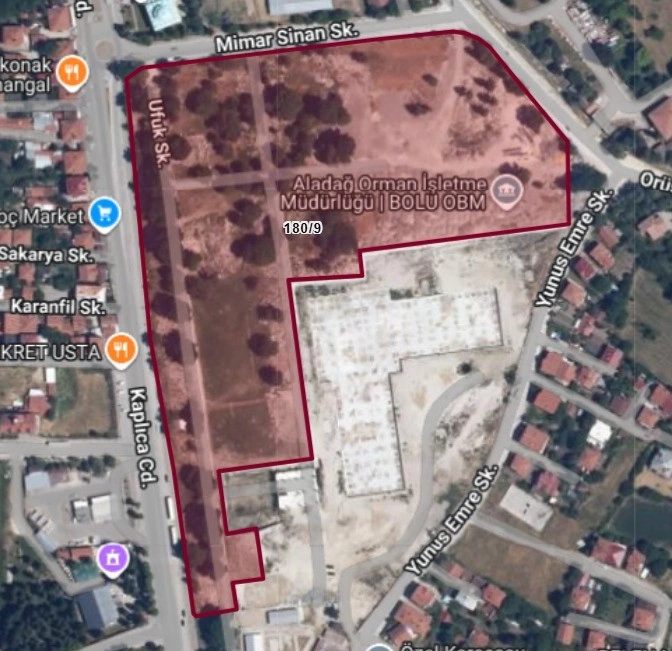 hakanuludaggzt's tweet photo. FON VURGUNCULARI, CÜBBELİ AHMET'İN DÜNÜRÜYLE İSLAMİ TERMAL OTEL İNŞA EDİYORMUŞ

Pusula Finans Holding'in tutuklanan 2 ortağı Muhammed Yarız ve Serdar Turhan, kamuoyunda Cübbeli Ahmet adıyla bilinen Ahmet Mahmut Ünlü'nün dünürüyle Bolu Karacasu'da 229 odalı İslami termal otel inşa ediyormuş.

Katılımevim ve Birevim'de on binlerce ailenin kurduğu hayalleri suya düşüren Muhammed Yarız ve Serdar Turhan'ın, Cübbeli Ahmet'in dünürü Ahmet P. ile bir şirket kurduğu, şirketin sermayesinin ise 50 milyon TL olduğu belirtiliyor.

Yerel basındaki haberlere göre otelin proje bedeliyse 2,6 milyar lira.

OTEL İNŞAATI ASKIDA

Fon vurgunu soruşturması kapsamında Muhammed Yarız ve Serdar Turhan'ın mal varlıklarına el konuldu. Bu yüzden, Bolu'ya yapılması beklenen otelin inşaatı da askıya alındı.

Cübbeli Ahmet'in dünürü ise söz konusu haberle ilgili "Şirket ile ilgim yok" mesajını iletmiş.