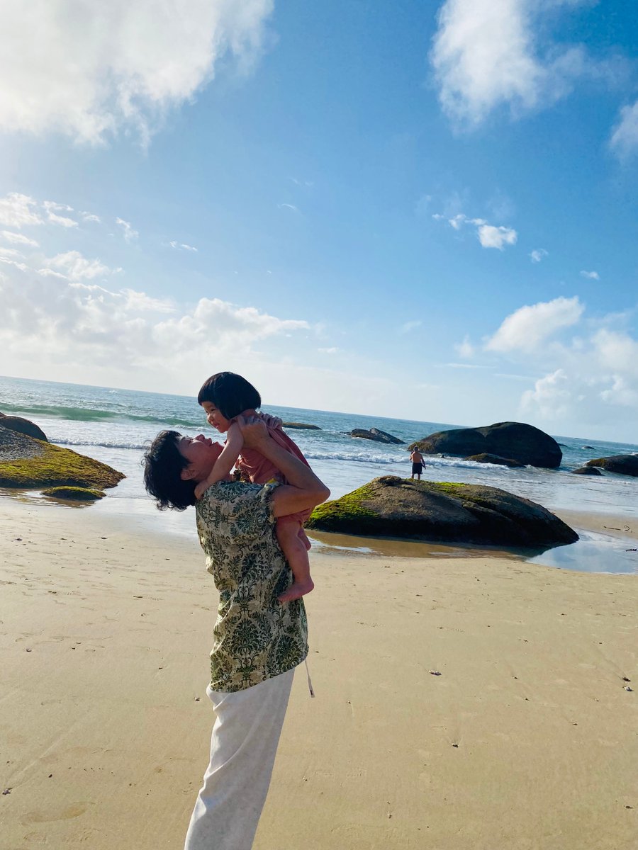 WikeFanola's tweet photo. [Today's win: teaching my 4-year-old to count seashells at the beach—she found 12 sparkly ones and said each is a "treasure for mommy"! No screens, just sand smiles u0026 tiny hands ]， https://t.co/UINStipMWr