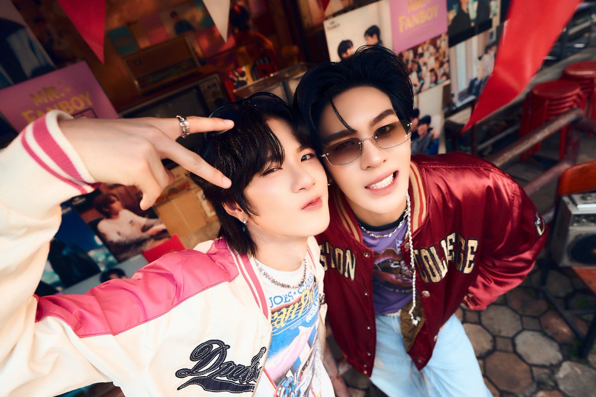 TalkinTrend's tweet photo. ‘เซฟ วรพงษ์’ วอน Save ใจ อย่าเล่นกับความรู้สึก เดี๋ยวจะเสียอาการ! ส่งเพลง ‘เลิกเล่นครับผม (Eyes On Me)’ OST. ‘MR. FANBOY รักสุดใจนายแฟนบอย’
#เลิกเล่นครับผมBySavewrg
#รักสุดใจนายแฟนบอยSeries
#MrFanboySeries
#MandeeWork

ชวนมา Save ใจ ของ ‘เซฟ วรพงษ์’ เมื่อเกิดความหวั่นไหวจนสับสนเกินจะแบกรับ ต้องระเบิดความรู้สึกออกมาผ่าน Original Soundtrack ซีรีส์‘MR.FANBOY รักสุดใจนายแฟนบอย’ อย่างเพลง ‘เลิกเล่นครับผม (Eyes On Me)’ ที่ ‘เซฟ’ แสดงนำ ซึ่งเป็น Ost. ซิงเกิลที่ 3 ของ ซีรีส์เรื่องนี้ โดยยกให้เพลงนี้เป็นตัวแทนของคนที่ปากไม่ตรงกับใจ
ท่อนที่จี้ใจกับประโยคในโทนเสียงอ้อนปนการประท้วงว่า ‘ถ้าคุณไม่ได้ชอบผม เลิกเล่นทีนะครับผม’เป็นหมัด Hook ของเพลงนี้ที่ส่งไปถึงอีกฝ่ายที่กำลังทำให้หัวใจปั่นป่วนจนเสียอาการจากสายตาที่มองมาหากันก็ทำให้ใจคิดไปไกล โดยเป็นผลงานของ ‘มาร์ค ธัชพล’ ในการแต่งเนื้อร้อง ทำนอง รวมถึงรับหน้าที่เป็นโปรดิวเซอร์ และได้ ‘Surprisedsp’ ร่วมเป็น Song Director ซึ่งเพลงนี้เป็นตัวแทนของคนที่ย้อนแย้งในความรู้สึก เมื่อพยายามจะห้ามใจตัวเอง กลับแพ้ให้กับอีกฝ่ายที่เต็มไปด้วยความใส่ใจ ยิ่งปากบอกให้หยุดมอง แต่ใจก็ยิ่งอยากสบตา จนทิ้งท้ายด้วยประโยคที่น่ารักว่า ‘ผมตกหลุมรักคุณได้เลยนะไอบ้า’ 
โดย ‘เซฟ วรพงษ์’ เผยว่า “เพลง เลิกเล่นครับผม (Eyes On Me) เป็นเพลงที่ผมตั้งใจร้องและถ่ายทอดความรู้สึกออกมามาก ๆ เลยครับ จะเต็มไปด้วยหลายความรู้สึก ทั้งความสับสนในใจ ไม่อยากให้มองกลัวจะเสียอาการ แต่พอไม่มอง ก็อยากให้มองกลับมา เป็นความท้าทายในการสื่อสารเรื่องความรู้สึก เพื่อให้คนฟังสัมผัสได้ถึงสิ่งที่อยากจะสื่อ ก็จะมีความอ้อน ๆ อยู่ในเพลง และเนื้อเพลงก็ทำให้ผมชอบมาก ๆ เลยครับ”
ท้าให้มาสบตาจนเก็บอาการไม่ไหว ไปกับเพลง ‘เลิกเล่นครับผม (Eyes On Me)’ จากเสียงร้องของ ‘เซฟ วรพงษ์’ ใน Ost. ซีรีส์ ‘MR.FANBOY รักสุดใจนายแฟนบอย’ พร้อมชม Music Video ได้แล้ววันนี้ทาง YouTube: DMD MUSIC  
และเอาใจช่วย ‘ว่าน’ ที่ต้องปรับตัวทั้งการแสดง การเรียนรู้ชีวิตในวงการบันเทิง ที่ไม่ได้ราบรื่นและสวยหรูอย่างที่คิด ในซีรีส์ ‘MR.FANBOY รักสุดใจนายแฟนบอย’ ‘MR.FANBOY รักสุดใจนายแฟนบอย’ ที่กำลังเข้มข้น ได้ทุกวันเสาร์ เวลา 22.30 น. ทางช่อง One31 และ ชมออนไลน์เวอร์ชัน UNCUT ได้เวลา 23.30 น. บนแอป iQIYI (อ้ายฉีอี้) และเว็บไซต์ https://t.co/8bMbTKdY9n ที่เดียวเท่านั้น