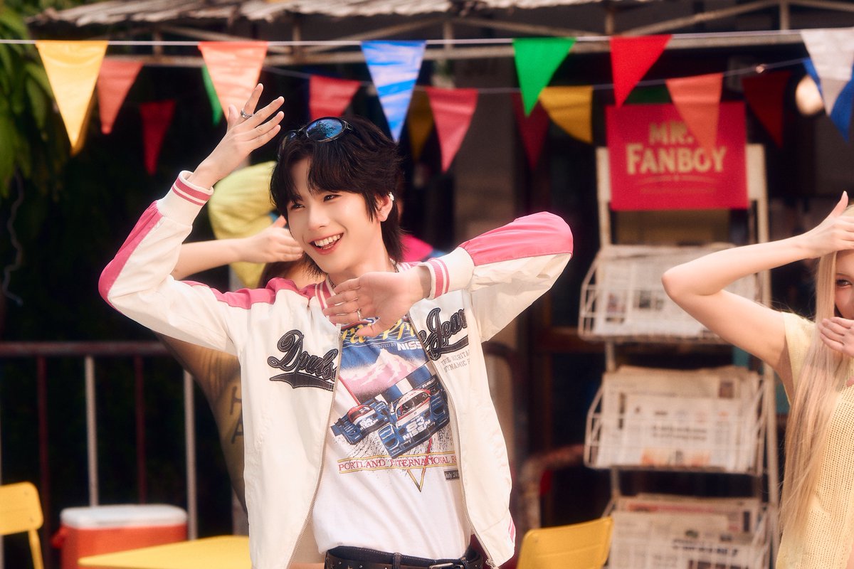TalkinTrend's tweet photo. ‘เซฟ วรพงษ์’ วอน Save ใจ อย่าเล่นกับความรู้สึก เดี๋ยวจะเสียอาการ! ส่งเพลง ‘เลิกเล่นครับผม (Eyes On Me)’ OST. ‘MR. FANBOY รักสุดใจนายแฟนบอย’
#เลิกเล่นครับผมBySavewrg
#รักสุดใจนายแฟนบอยSeries
#MrFanboySeries
#MandeeWork

ชวนมา Save ใจ ของ ‘เซฟ วรพงษ์’ เมื่อเกิดความหวั่นไหวจนสับสนเกินจะแบกรับ ต้องระเบิดความรู้สึกออกมาผ่าน Original Soundtrack ซีรีส์‘MR.FANBOY รักสุดใจนายแฟนบอย’ อย่างเพลง ‘เลิกเล่นครับผม (Eyes On Me)’ ที่ ‘เซฟ’ แสดงนำ ซึ่งเป็น Ost. ซิงเกิลที่ 3 ของ ซีรีส์เรื่องนี้ โดยยกให้เพลงนี้เป็นตัวแทนของคนที่ปากไม่ตรงกับใจ
ท่อนที่จี้ใจกับประโยคในโทนเสียงอ้อนปนการประท้วงว่า ‘ถ้าคุณไม่ได้ชอบผม เลิกเล่นทีนะครับผม’เป็นหมัด Hook ของเพลงนี้ที่ส่งไปถึงอีกฝ่ายที่กำลังทำให้หัวใจปั่นป่วนจนเสียอาการจากสายตาที่มองมาหากันก็ทำให้ใจคิดไปไกล โดยเป็นผลงานของ ‘มาร์ค ธัชพล’ ในการแต่งเนื้อร้อง ทำนอง รวมถึงรับหน้าที่เป็นโปรดิวเซอร์ และได้ ‘Surprisedsp’ ร่วมเป็น Song Director ซึ่งเพลงนี้เป็นตัวแทนของคนที่ย้อนแย้งในความรู้สึก เมื่อพยายามจะห้ามใจตัวเอง กลับแพ้ให้กับอีกฝ่ายที่เต็มไปด้วยความใส่ใจ ยิ่งปากบอกให้หยุดมอง แต่ใจก็ยิ่งอยากสบตา จนทิ้งท้ายด้วยประโยคที่น่ารักว่า ‘ผมตกหลุมรักคุณได้เลยนะไอบ้า’ 
โดย ‘เซฟ วรพงษ์’ เผยว่า “เพลง เลิกเล่นครับผม (Eyes On Me) เป็นเพลงที่ผมตั้งใจร้องและถ่ายทอดความรู้สึกออกมามาก ๆ เลยครับ จะเต็มไปด้วยหลายความรู้สึก ทั้งความสับสนในใจ ไม่อยากให้มองกลัวจะเสียอาการ แต่พอไม่มอง ก็อยากให้มองกลับมา เป็นความท้าทายในการสื่อสารเรื่องความรู้สึก เพื่อให้คนฟังสัมผัสได้ถึงสิ่งที่อยากจะสื่อ ก็จะมีความอ้อน ๆ อยู่ในเพลง และเนื้อเพลงก็ทำให้ผมชอบมาก ๆ เลยครับ”
ท้าให้มาสบตาจนเก็บอาการไม่ไหว ไปกับเพลง ‘เลิกเล่นครับผม (Eyes On Me)’ จากเสียงร้องของ ‘เซฟ วรพงษ์’ ใน Ost. ซีรีส์ ‘MR.FANBOY รักสุดใจนายแฟนบอย’ พร้อมชม Music Video ได้แล้ววันนี้ทาง YouTube: DMD MUSIC  
และเอาใจช่วย ‘ว่าน’ ที่ต้องปรับตัวทั้งการแสดง การเรียนรู้ชีวิตในวงการบันเทิง ที่ไม่ได้ราบรื่นและสวยหรูอย่างที่คิด ในซีรีส์ ‘MR.FANBOY รักสุดใจนายแฟนบอย’ ‘MR.FANBOY รักสุดใจนายแฟนบอย’ ที่กำลังเข้มข้น ได้ทุกวันเสาร์ เวลา 22.30 น. ทางช่อง One31 และ ชมออนไลน์เวอร์ชัน UNCUT ได้เวลา 23.30 น. บนแอป iQIYI (อ้ายฉีอี้) และเว็บไซต์ https://t.co/8bMbTKdY9n ที่เดียวเท่านั้น
