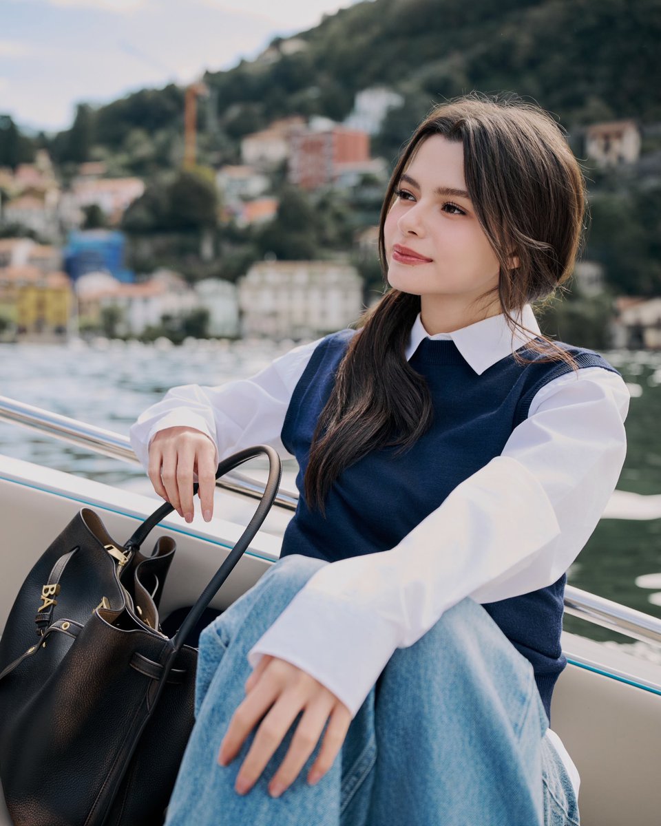 VogueThailand's tweet photo. #VogueFashionWeek เปิดภาพโมเมนต์ของ ‘เบ็คกี้–รีเบคก้า’ @AngelssBecky แบรนด์แอมบาสเดอร์ Tod’s @Tods ส่งตรงจาก Lake Como ในลุคเสื้อนิตสีกรม เลเยอร์ทับเสื้อเชิ้ตสีขาว จับคู่กับกางเกงยีนส์ และรองเท้าโลฟเฟอร์สีดำ คอมพลีตลุคด้วยกระเป๋า T Signature Top Handle ตกแต่งอักษรย่อ ‘BA’ก่อนเข้าร่วมชมแฟชั่นโชว์คอลเล็กชั่นฤดูใบไม้ผลิ/ฤดูร้อน 2027 ในวันศุกร์ที่ 25 กันยายน เวลา 14.30 น. ตามเวลาประเทศไทย รอติดตามชมกันได้เลย #TodsSS27 #Tods #BeckyxMFWTodsSS27

Photo: Courtesy of Tod’s Thailand